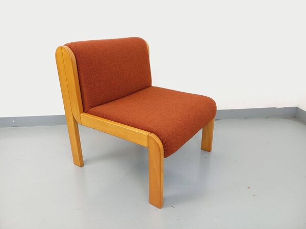Fauteuil chauffeuse Fröscher vintage en tissu orange et bois des années 70 80