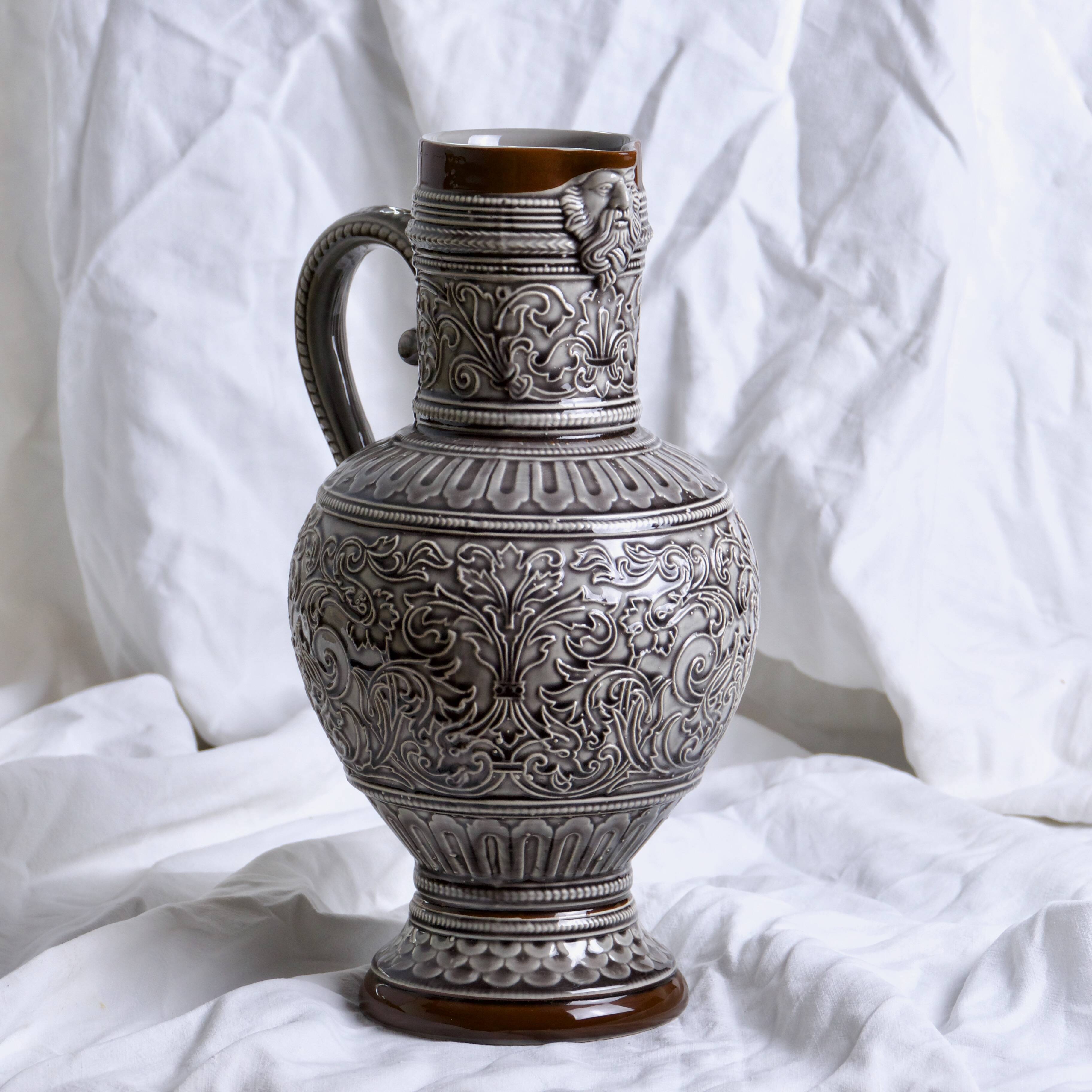 Large 19th century (1840) barbotine carafe / vase with prow head
