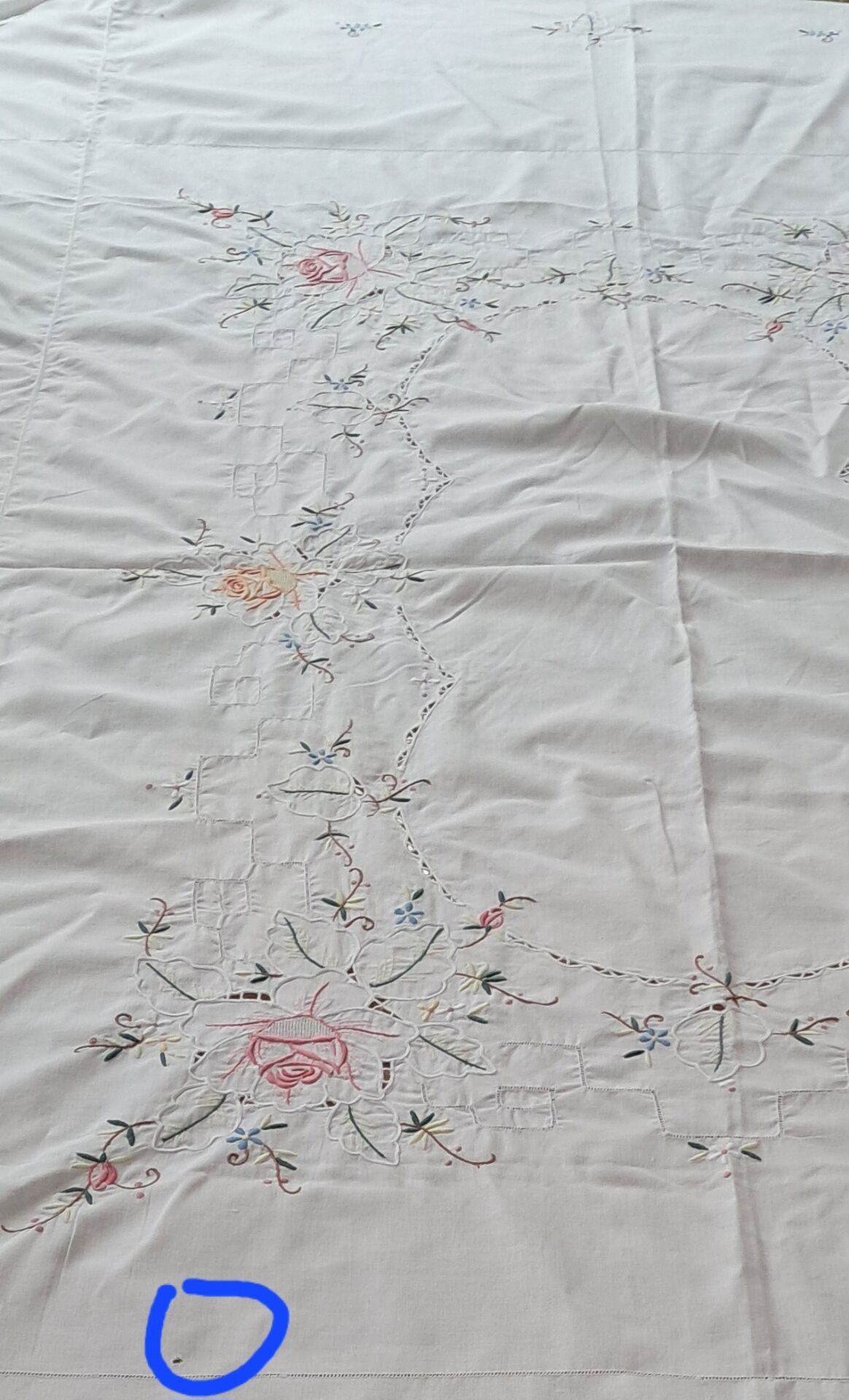 Antique hand-embroidered tablecloth with floral patterns and Richelieu cutwork – 160 x