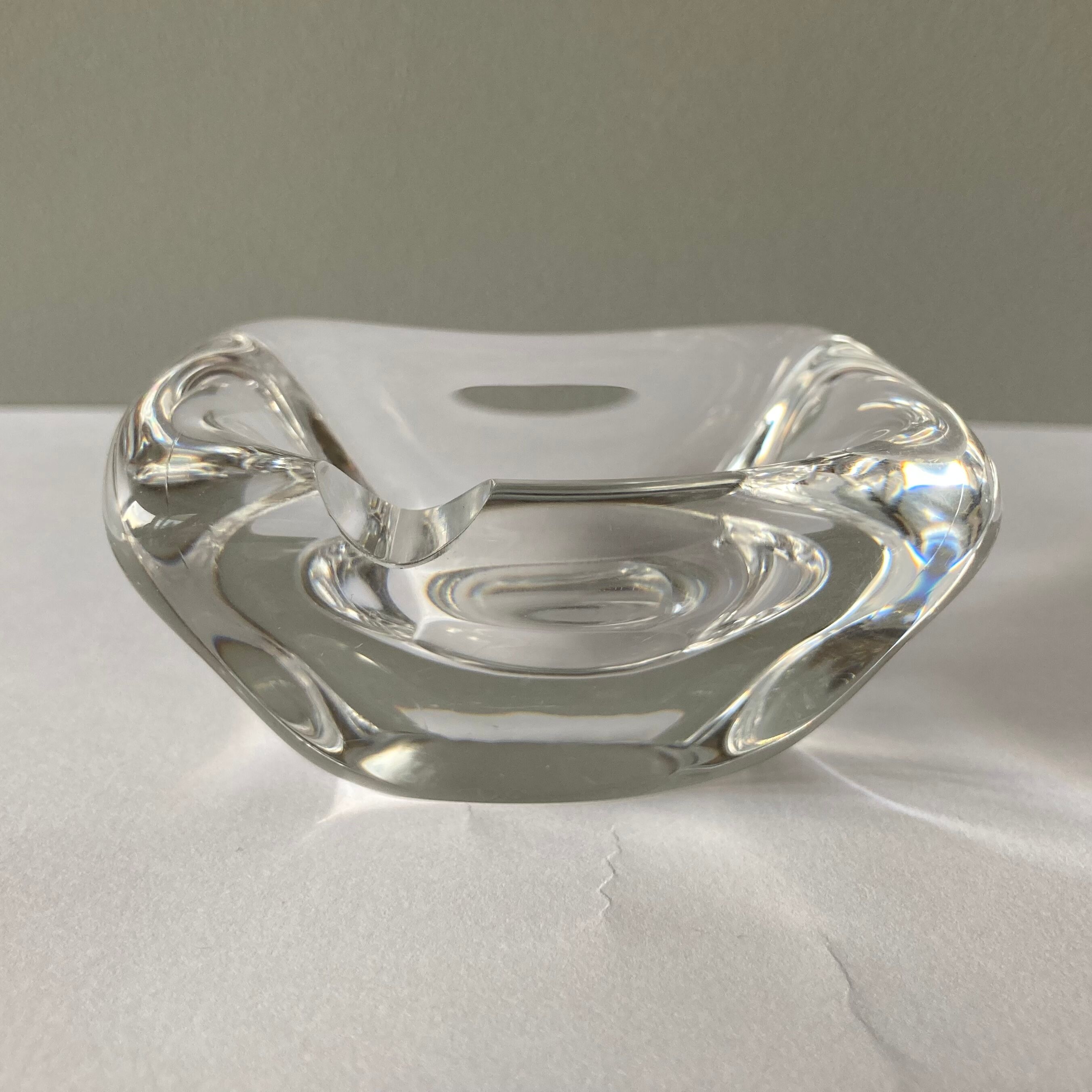 Individual ashtray in colorless crystal signed daum france followed by a cross of lorraine
