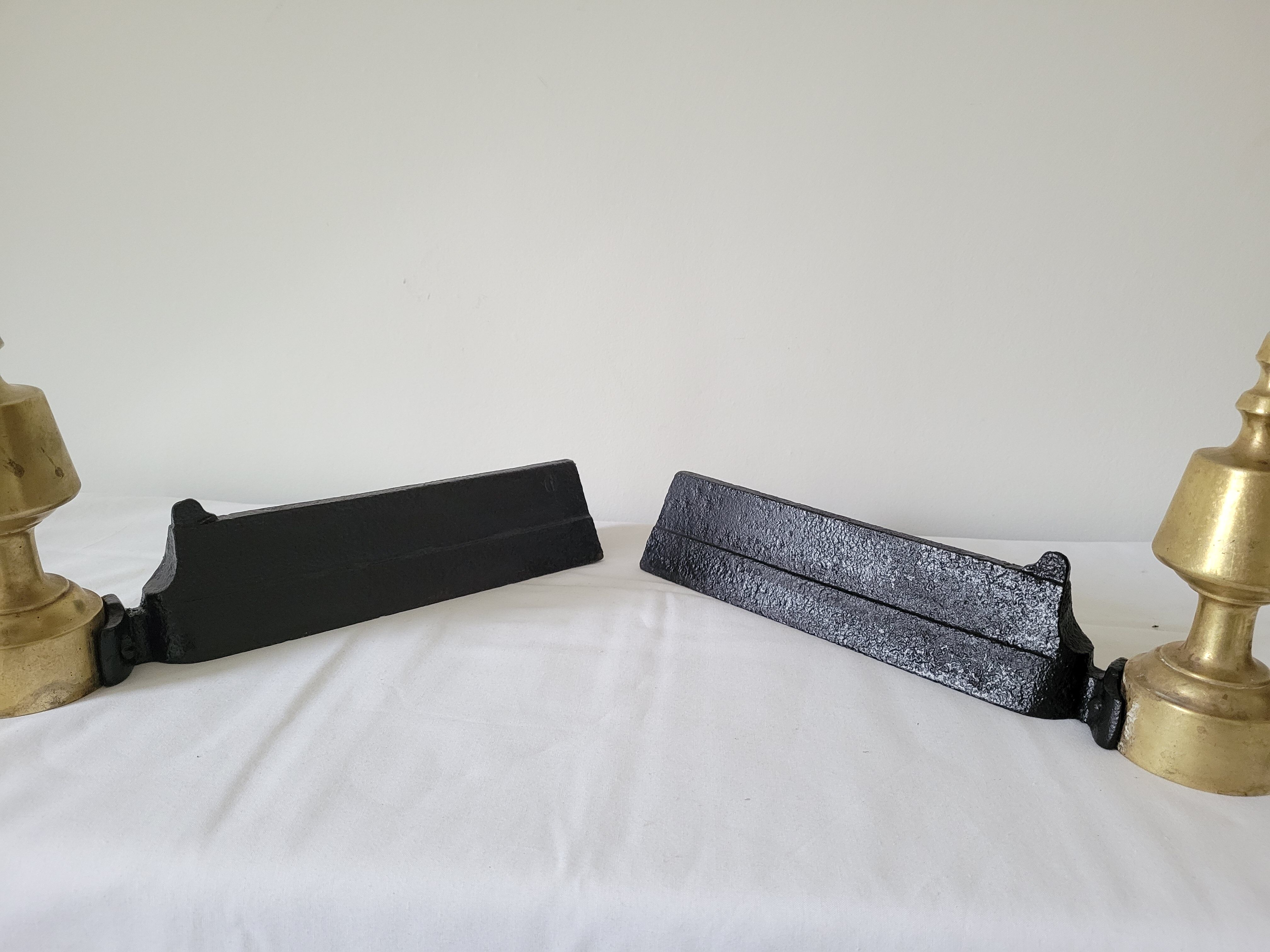 Paire de chenets en fonte et laiton