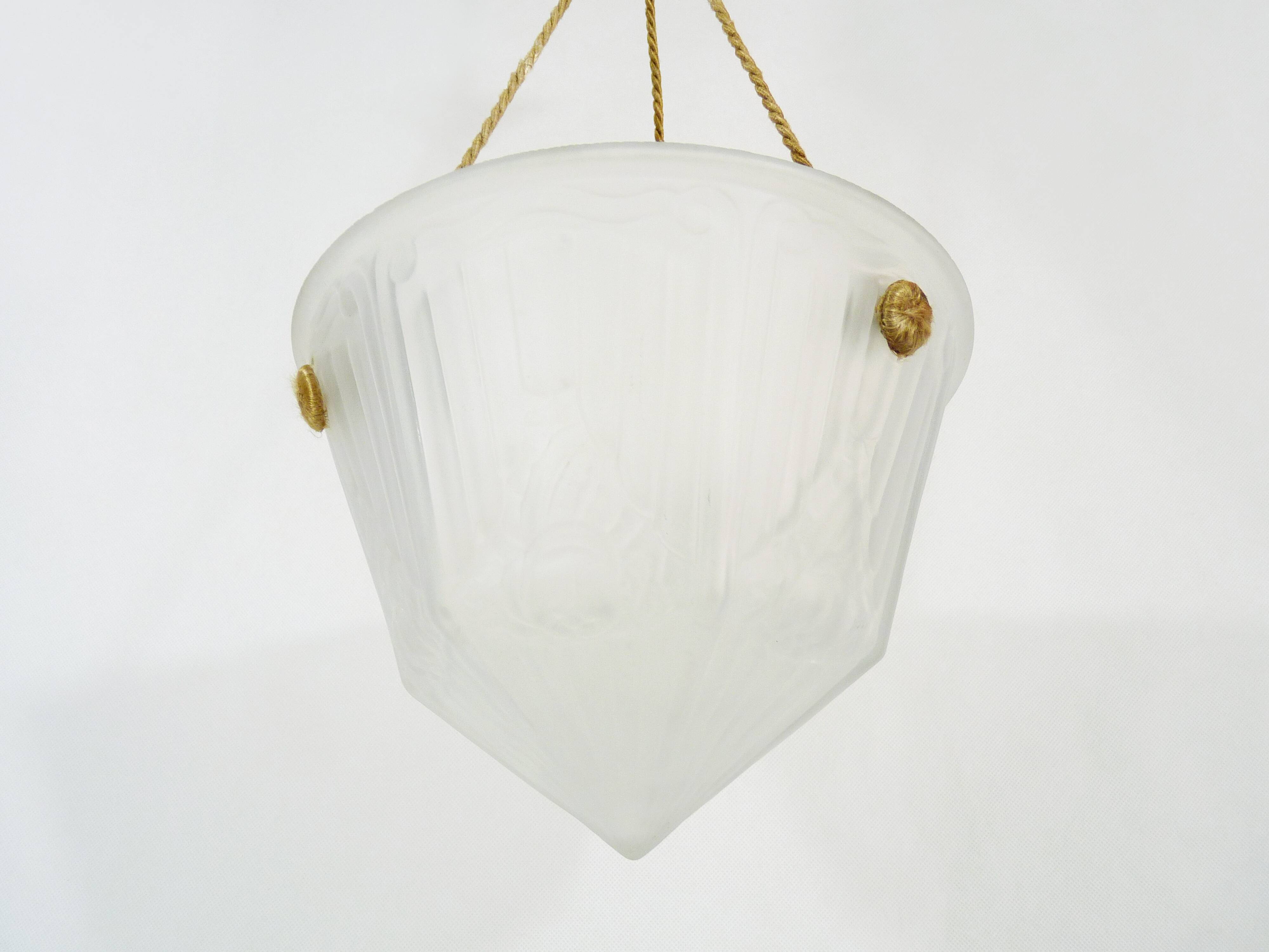 Art Deco 1-fire, patterned glass cathyty suspension. Year 30