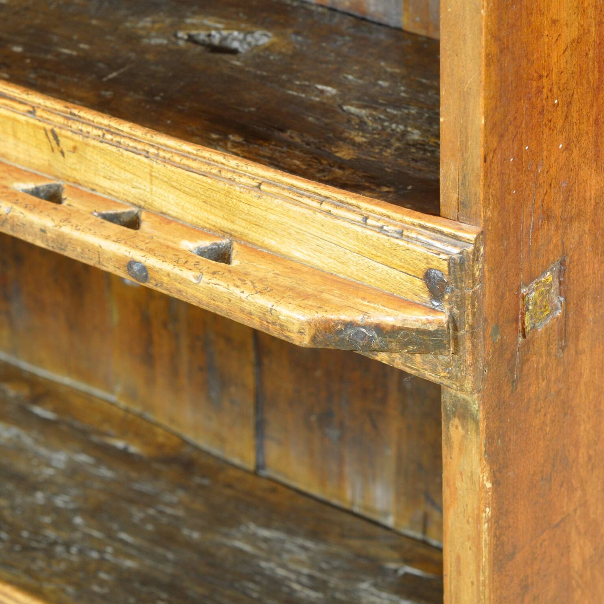 Cabinet en châtaignier espagnol, vers 1800