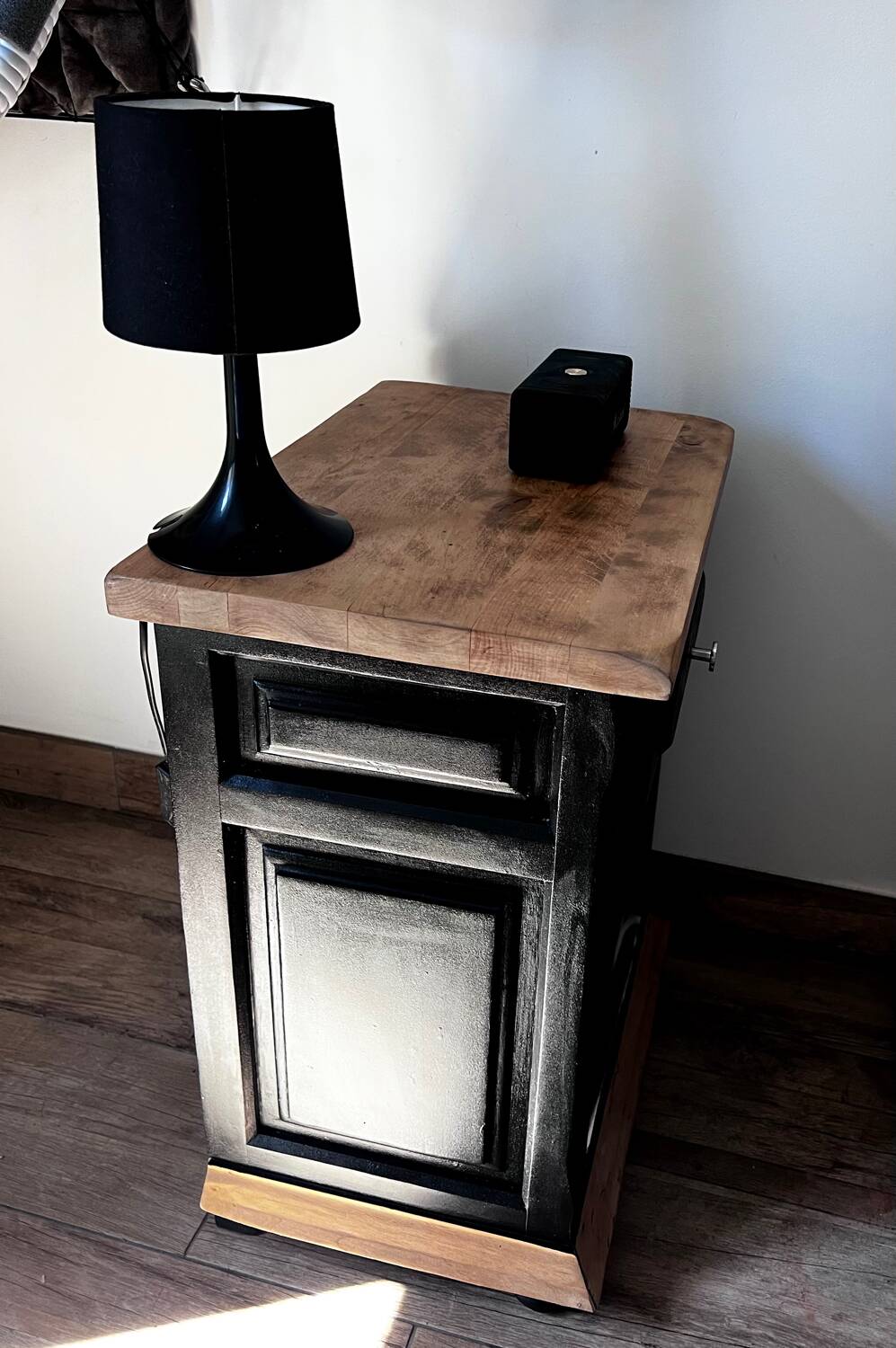 High-end 70s bedside table / accent furniture in solid wood.