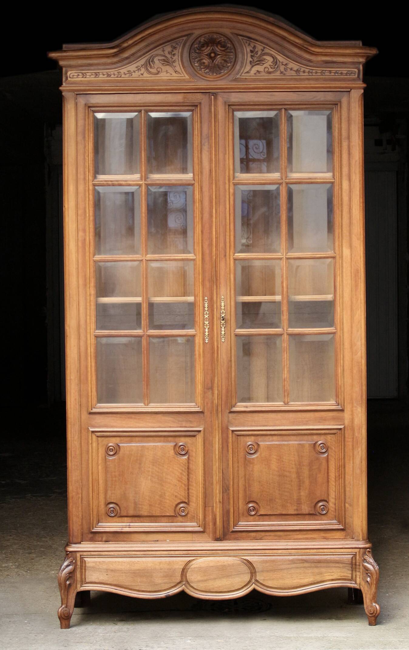Armoire en noyer vers 1880