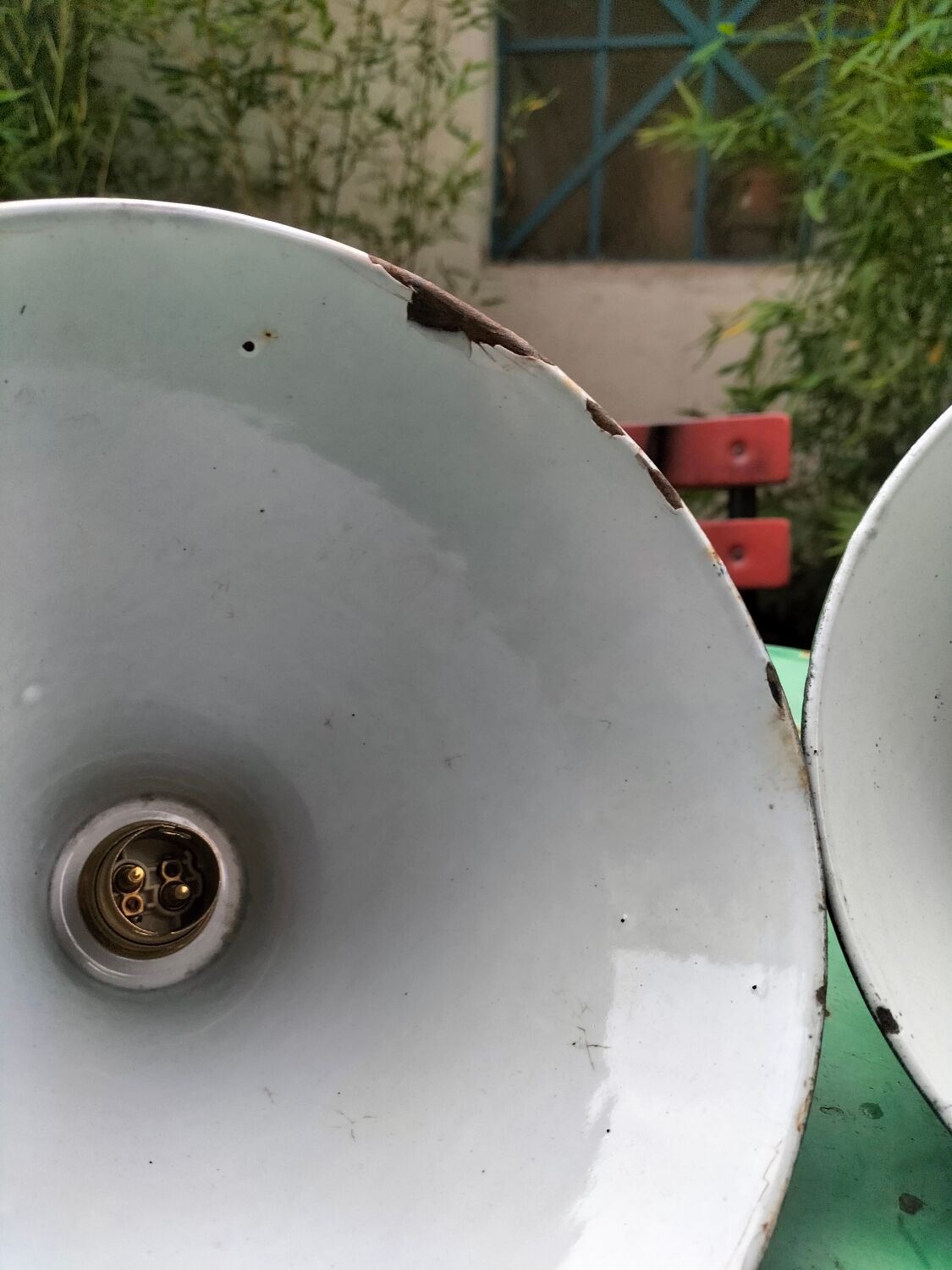 2 suspensions with enamelled sheet metal cones
