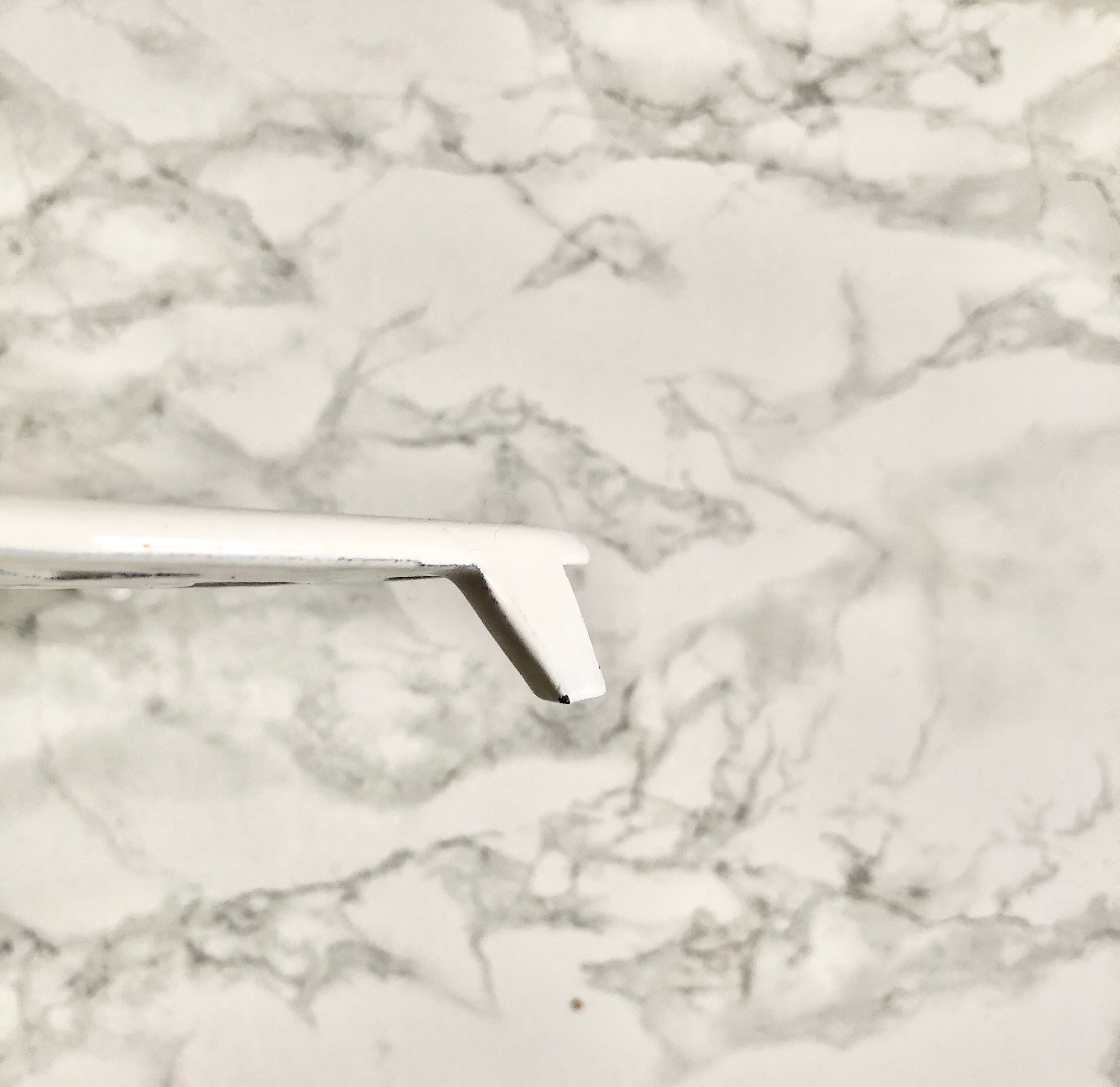 Round-shaped vintage flat underside in white enamelled cast iron