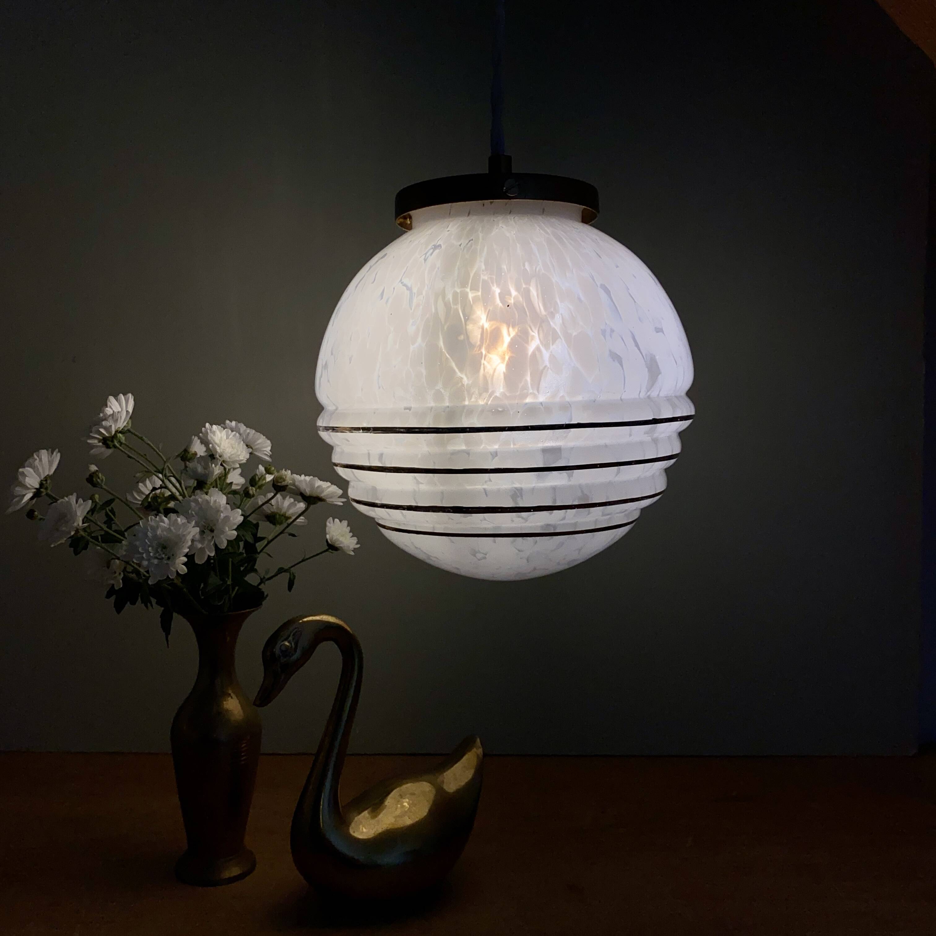 Suspension globe vintage en verre de clichy blanc et or