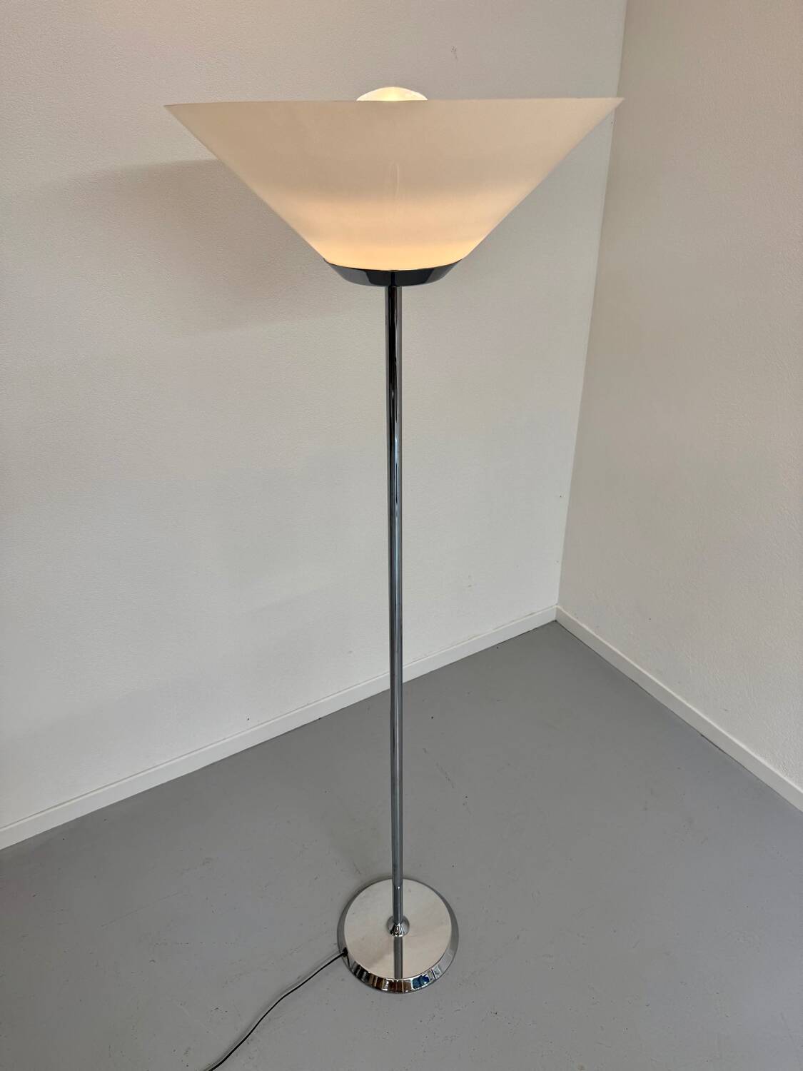 Floor lamp in white metal and plastic, Swisslamps SLZ design, vintage 80s