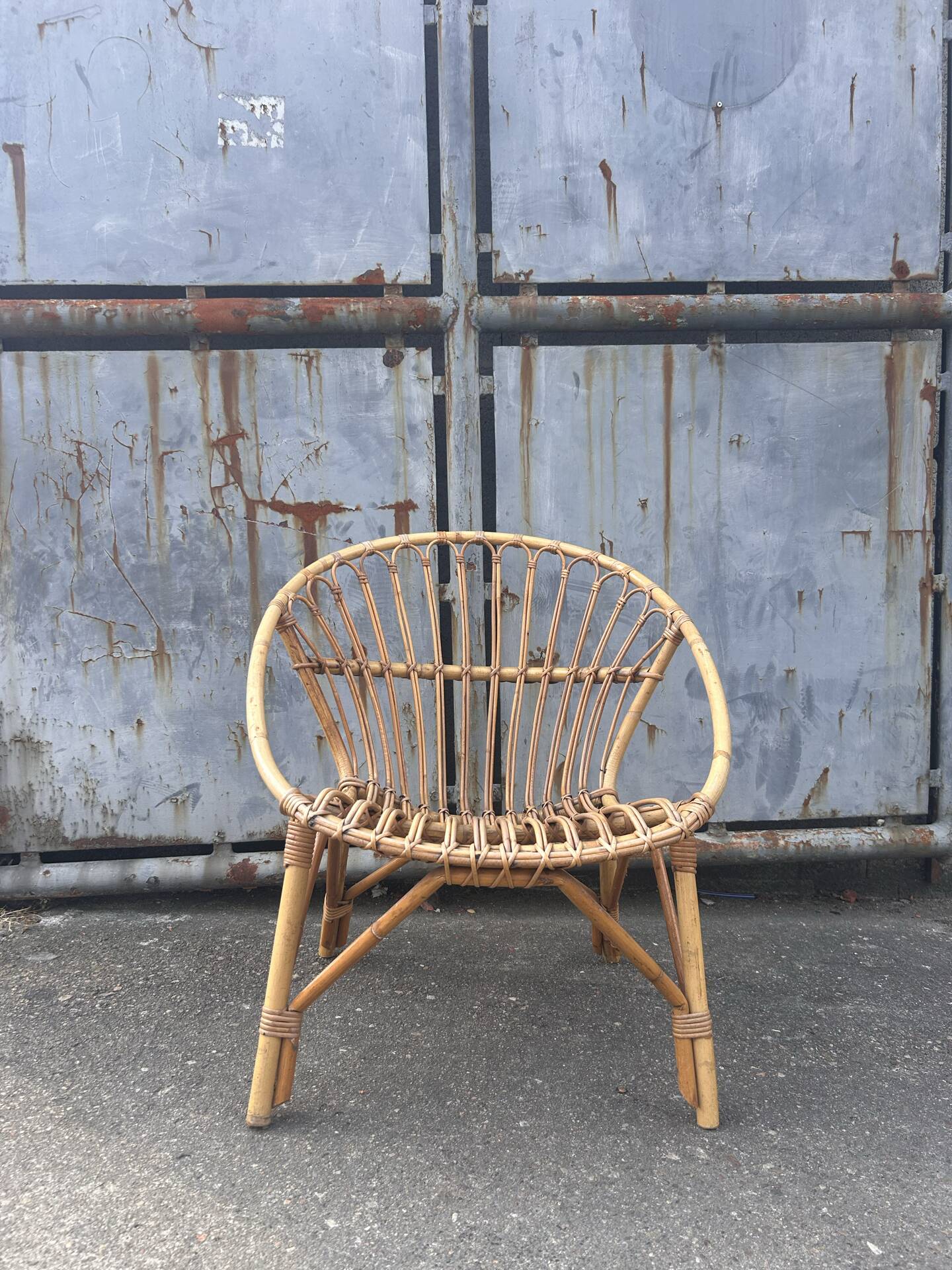 Vintage 1960s rattan shell chair – an icon of bohemian design.