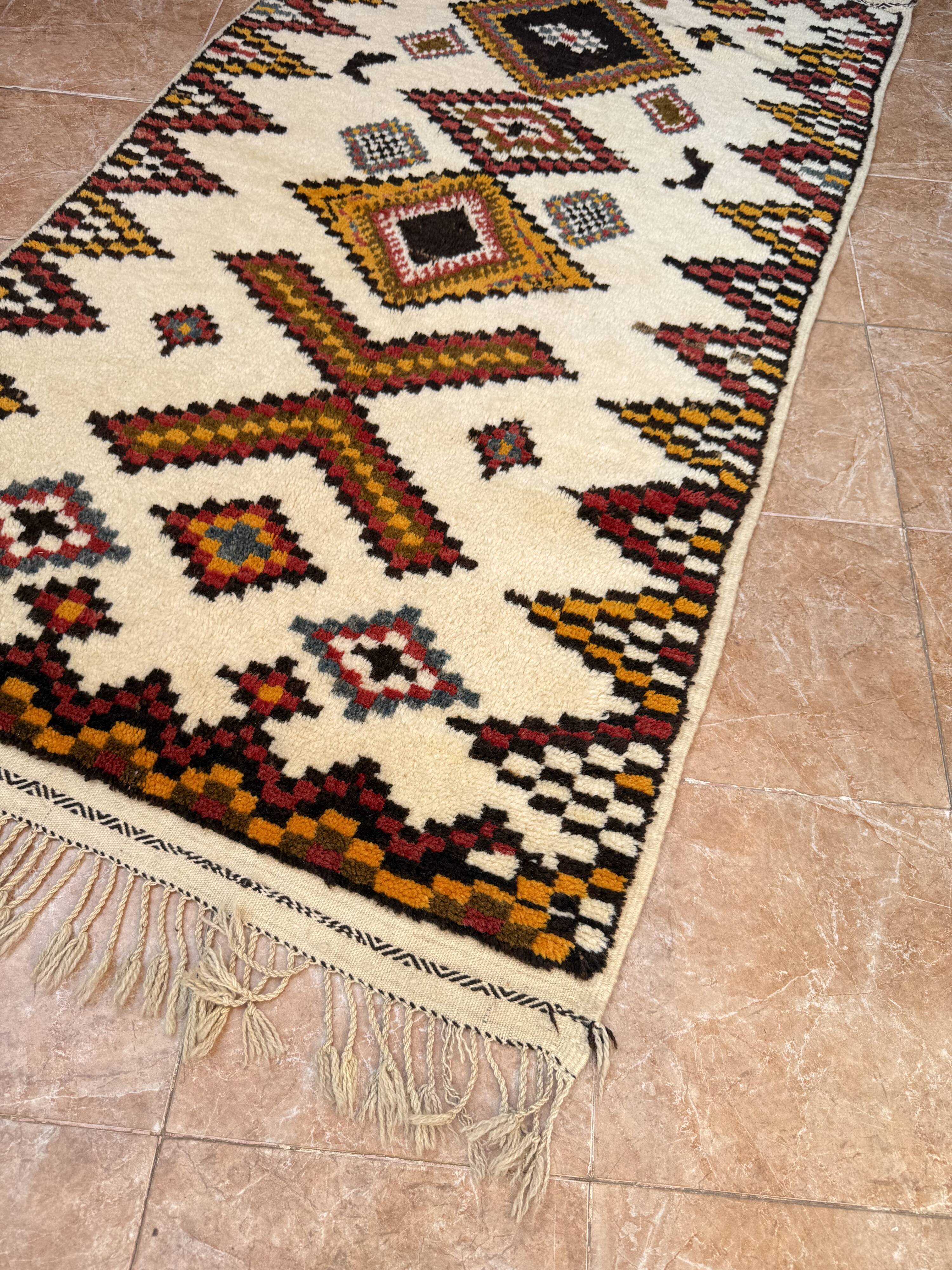 Handmade Berber rug: Moroccan wall decoration (190 cm x 108 cm)