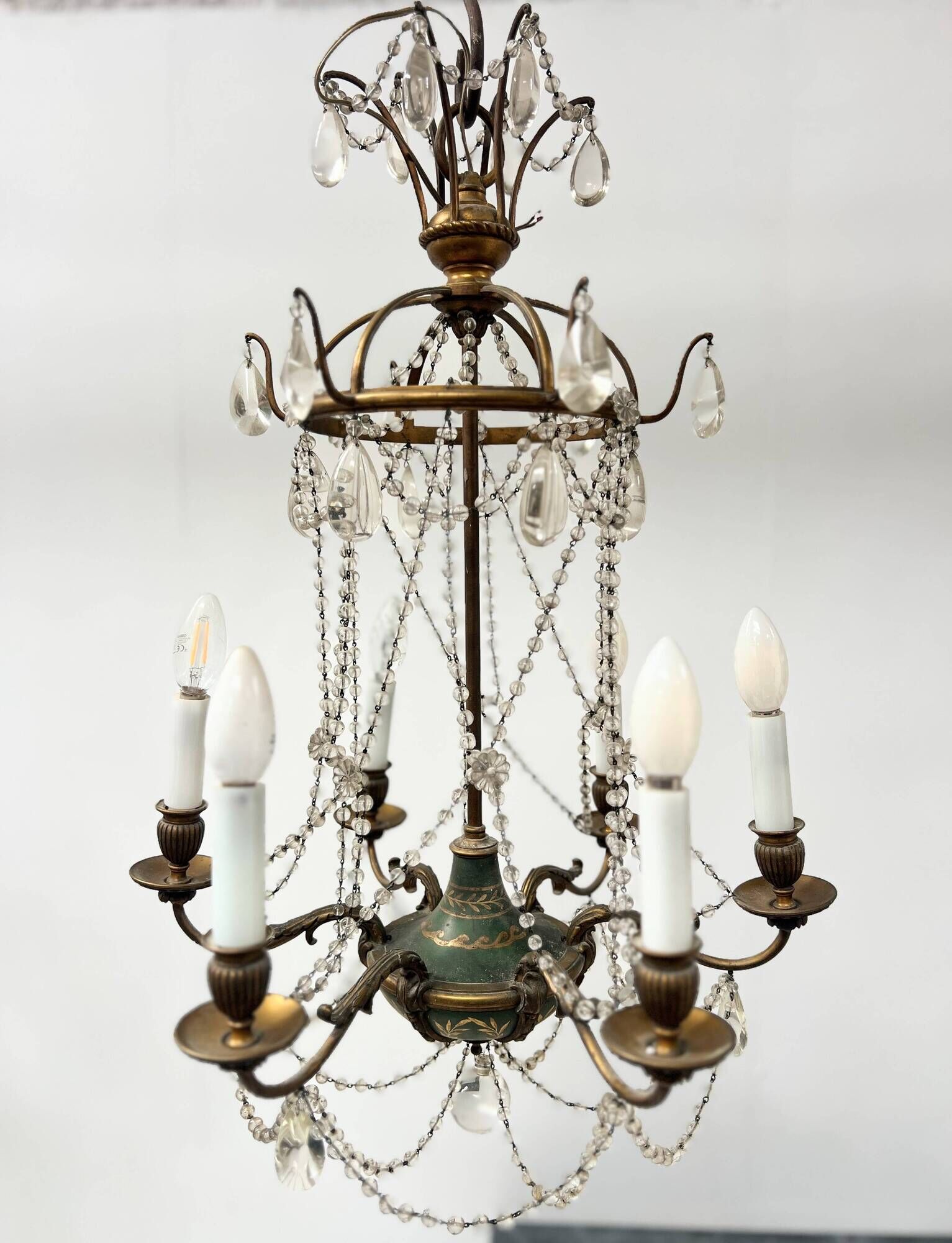 Louis XVI style chandelier with a pearl garland and painted tin, 20th century.