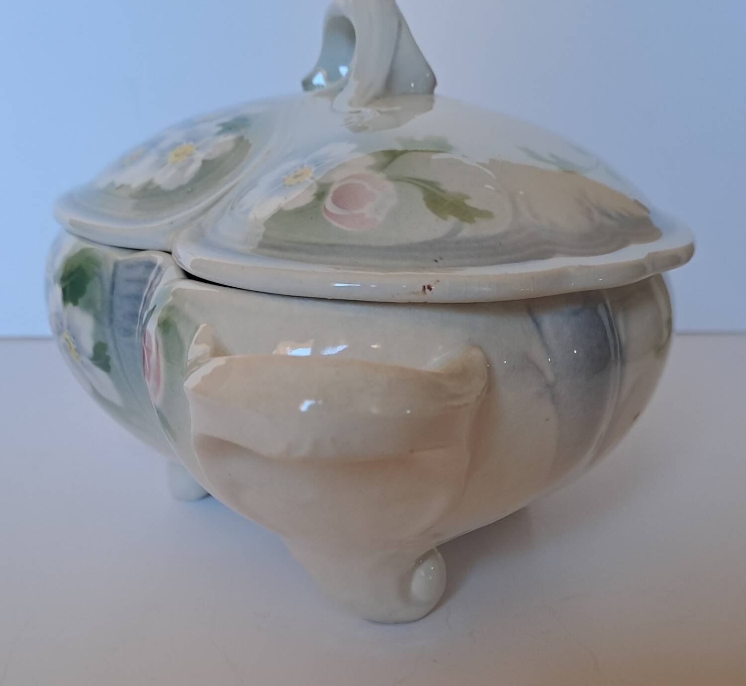 Keller and Guérin Lunéville soup tureen, Pommier model.