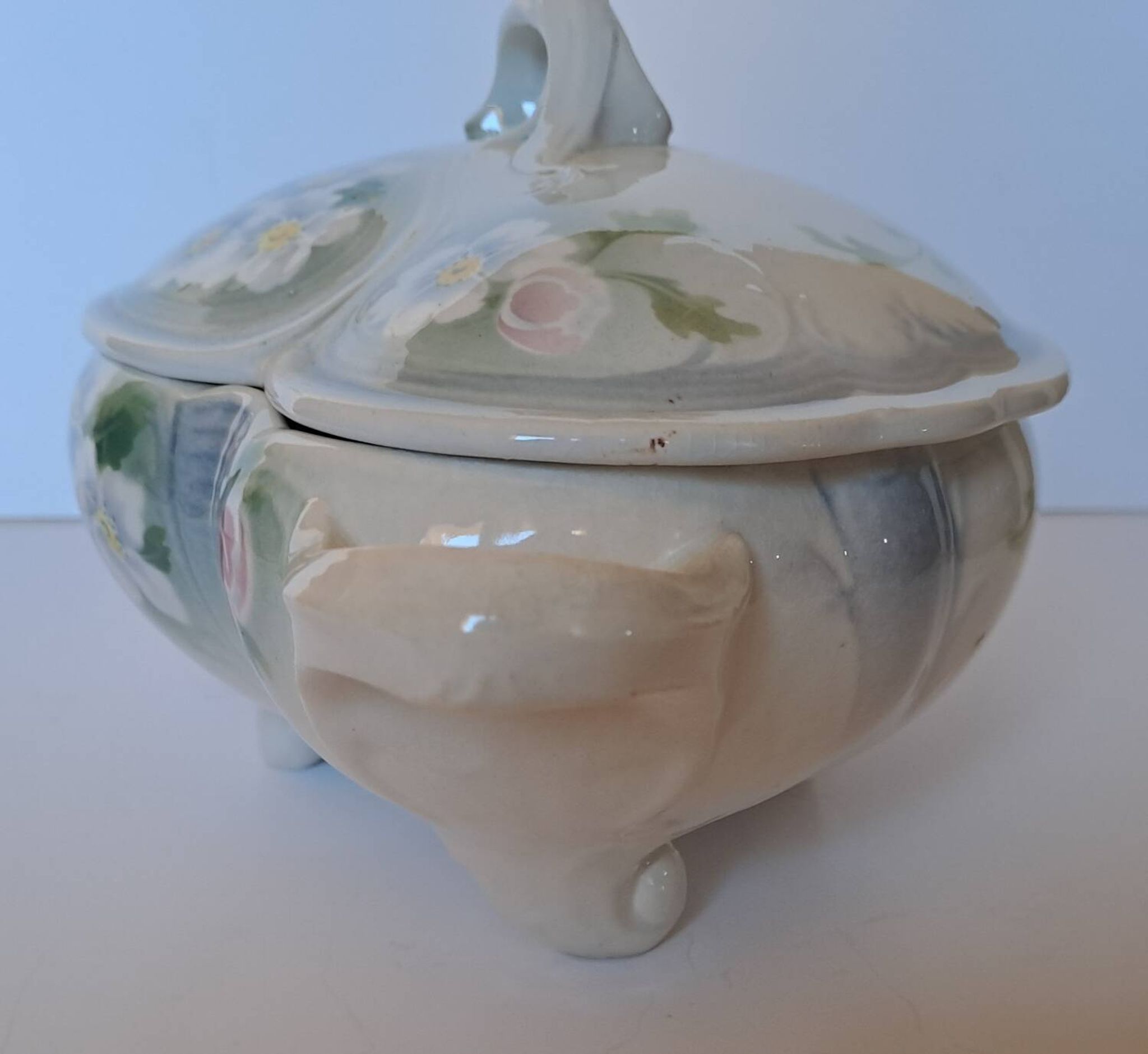 Keller and Guérin Lunéville soup tureen, Pommier model.