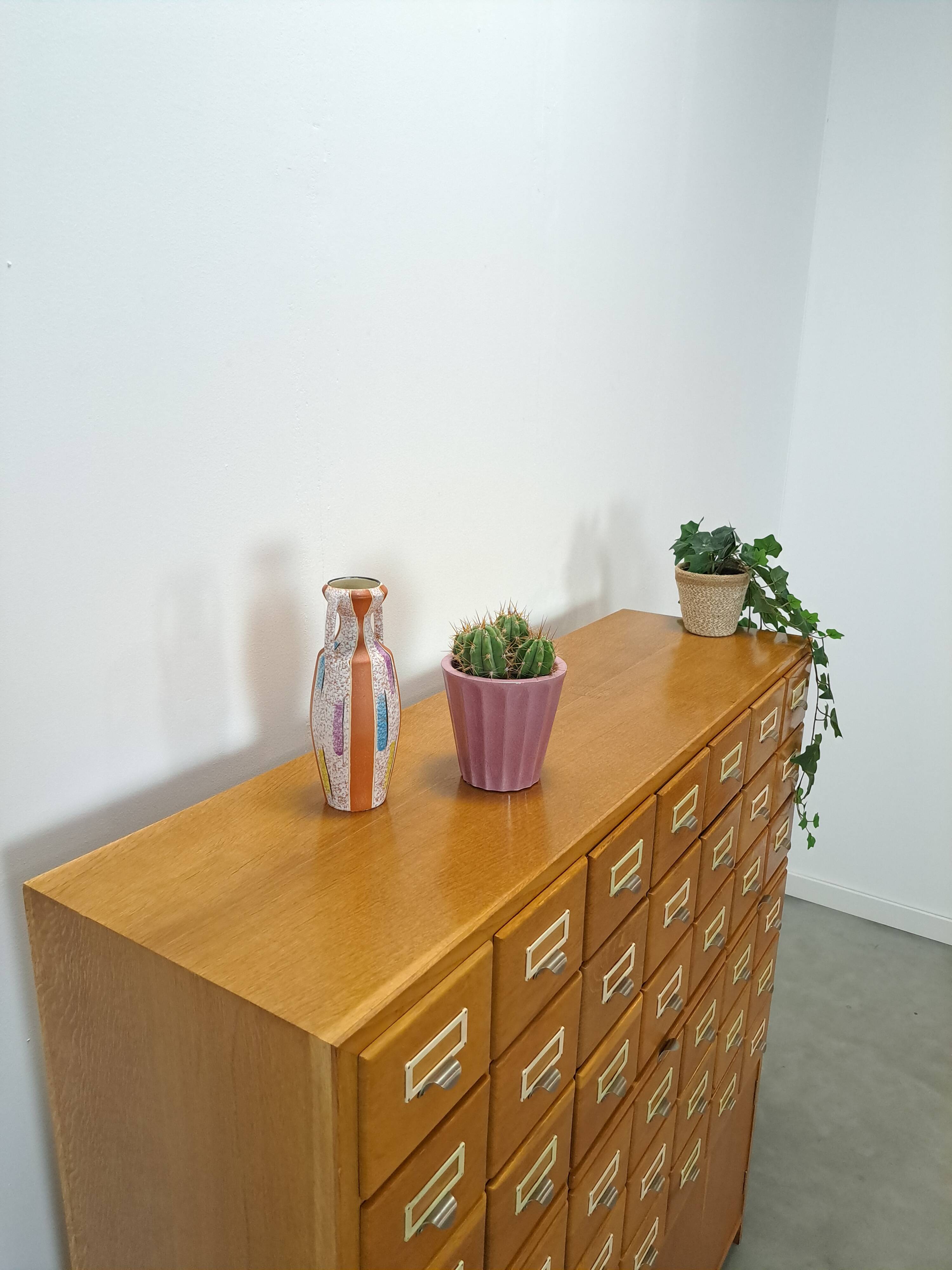 Oude houten ladekast met uitschuifbare planken