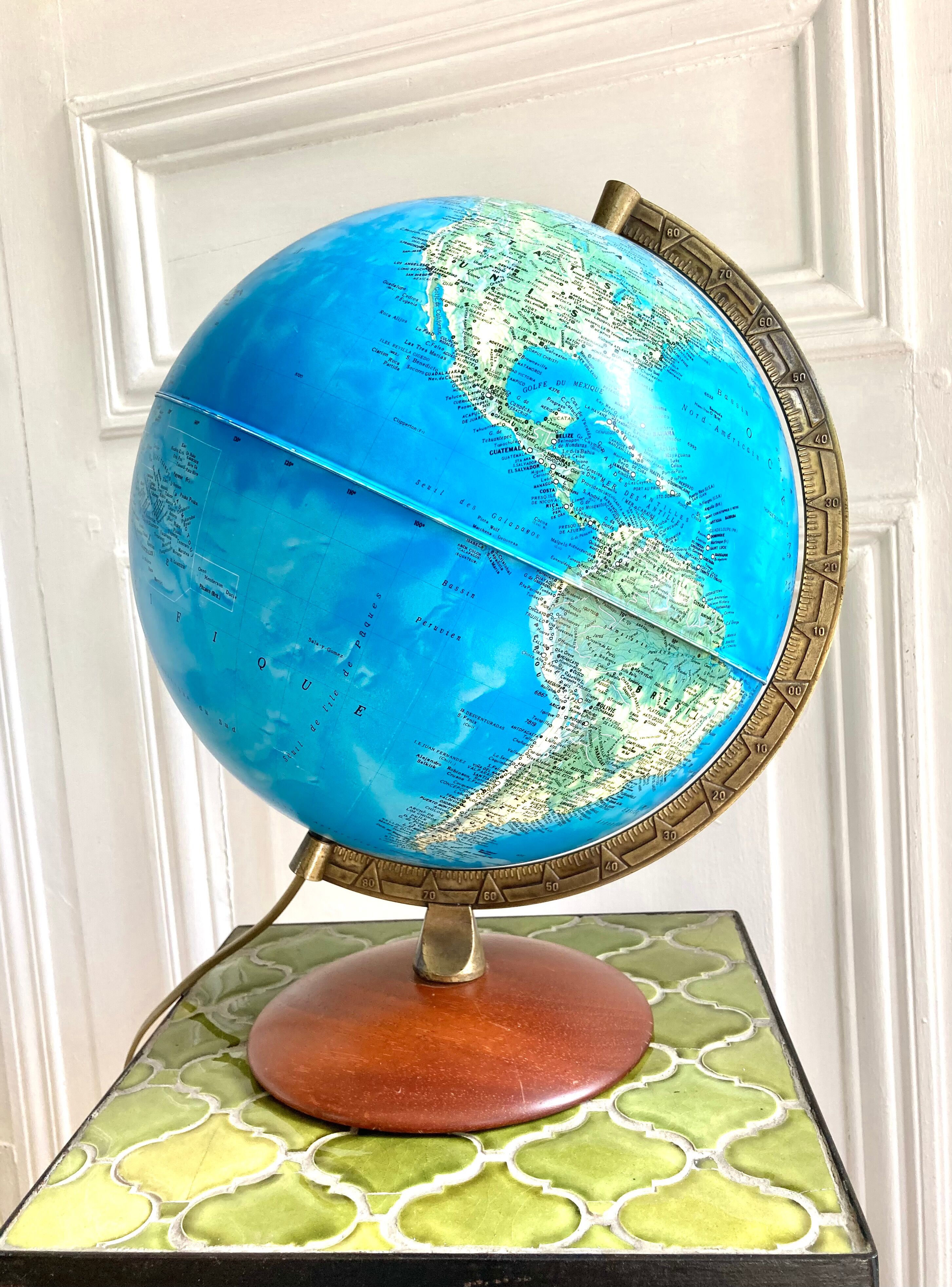 Mappemonde globe terrestre lumineux
