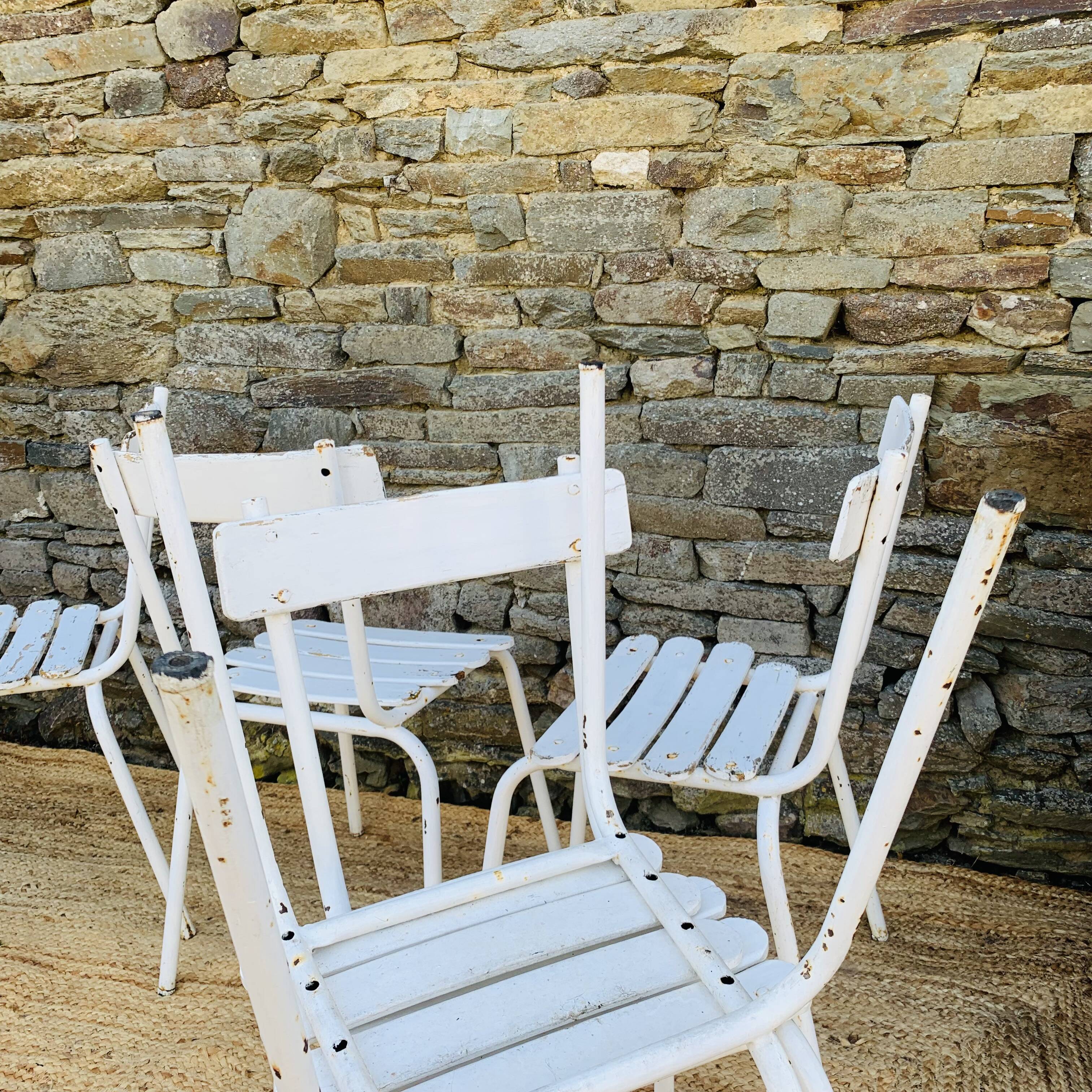 Set of 5 white wooden chairs