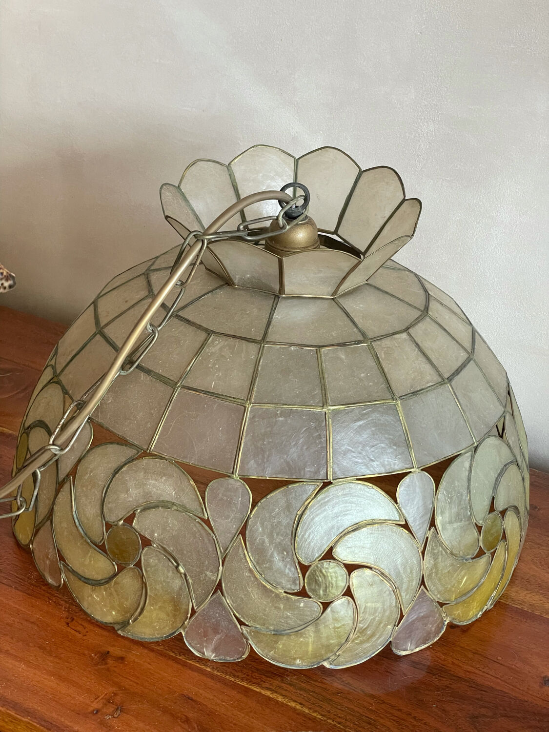 Mother-of-pearl and brass suspension