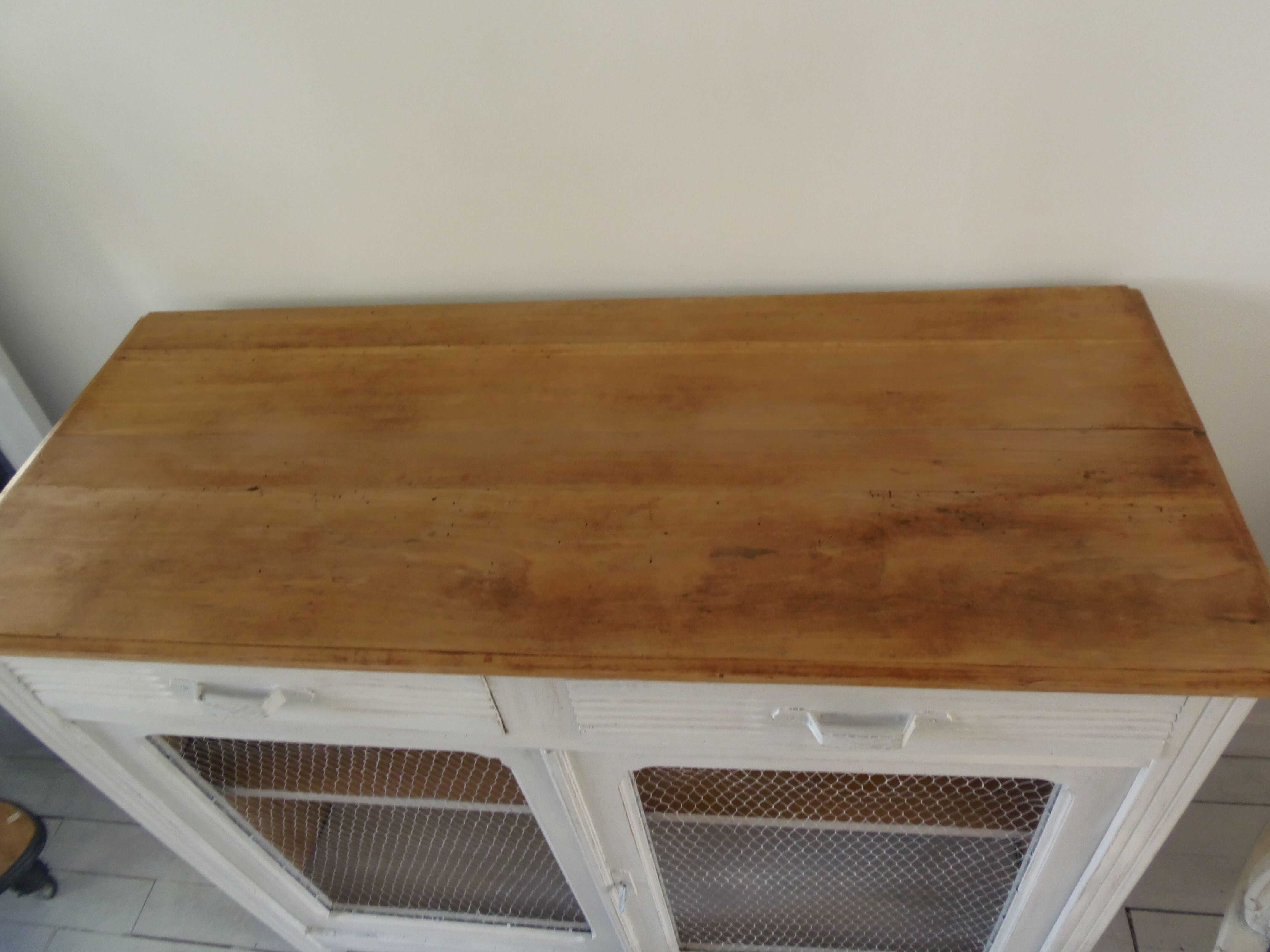 Buffet vintage patiné gris perle blanc poudré à portes grillagées