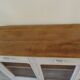 Buffet vintage patiné gris perle blanc poudré à portes grillagées