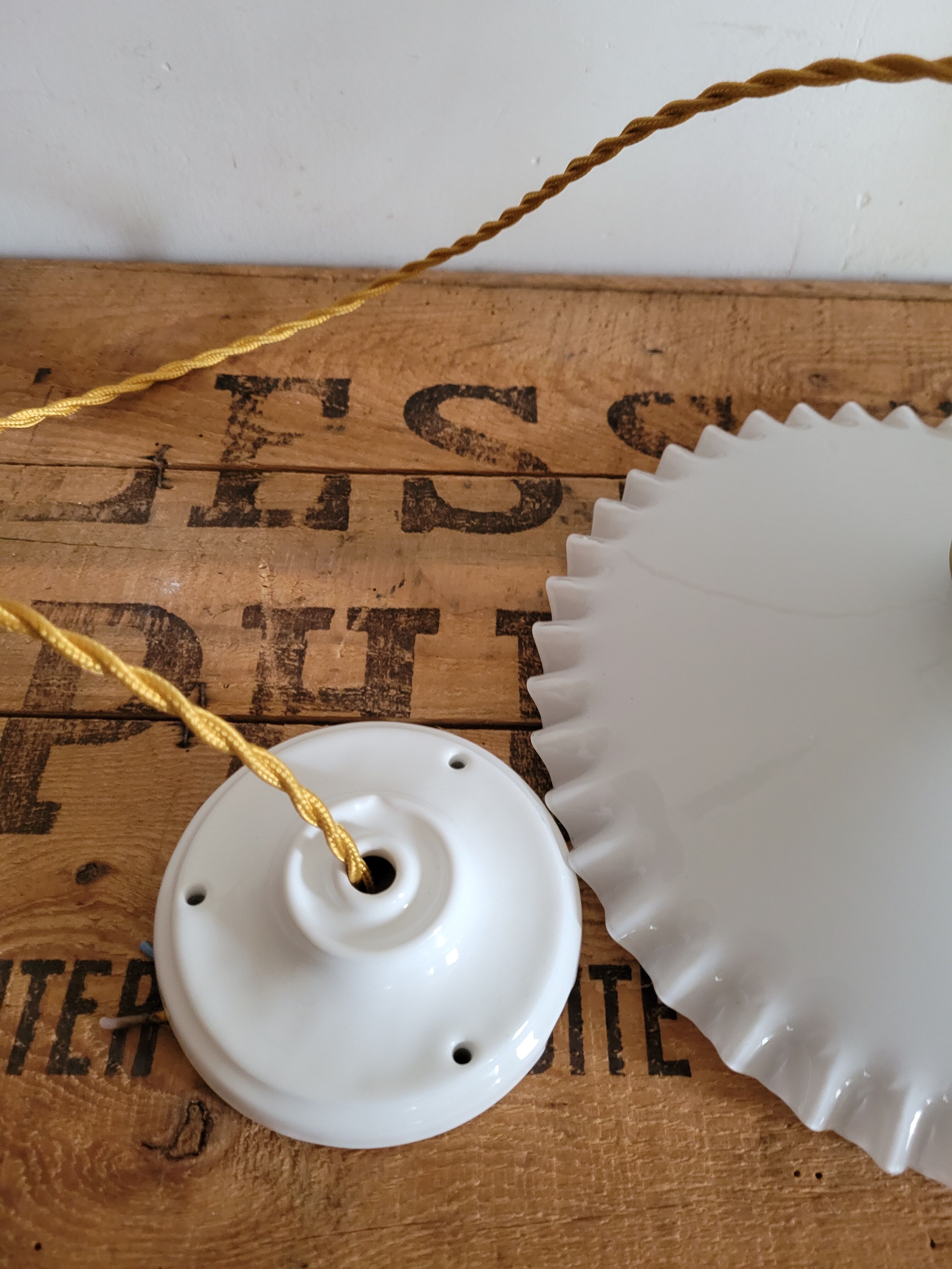 Toothed opaline suspension