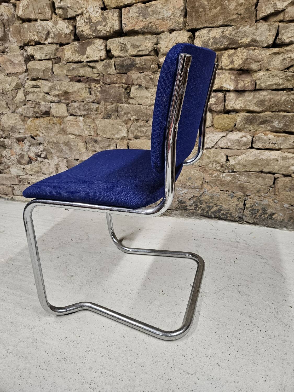 5 vintage tubular chairs in chrome metal and blue fabric