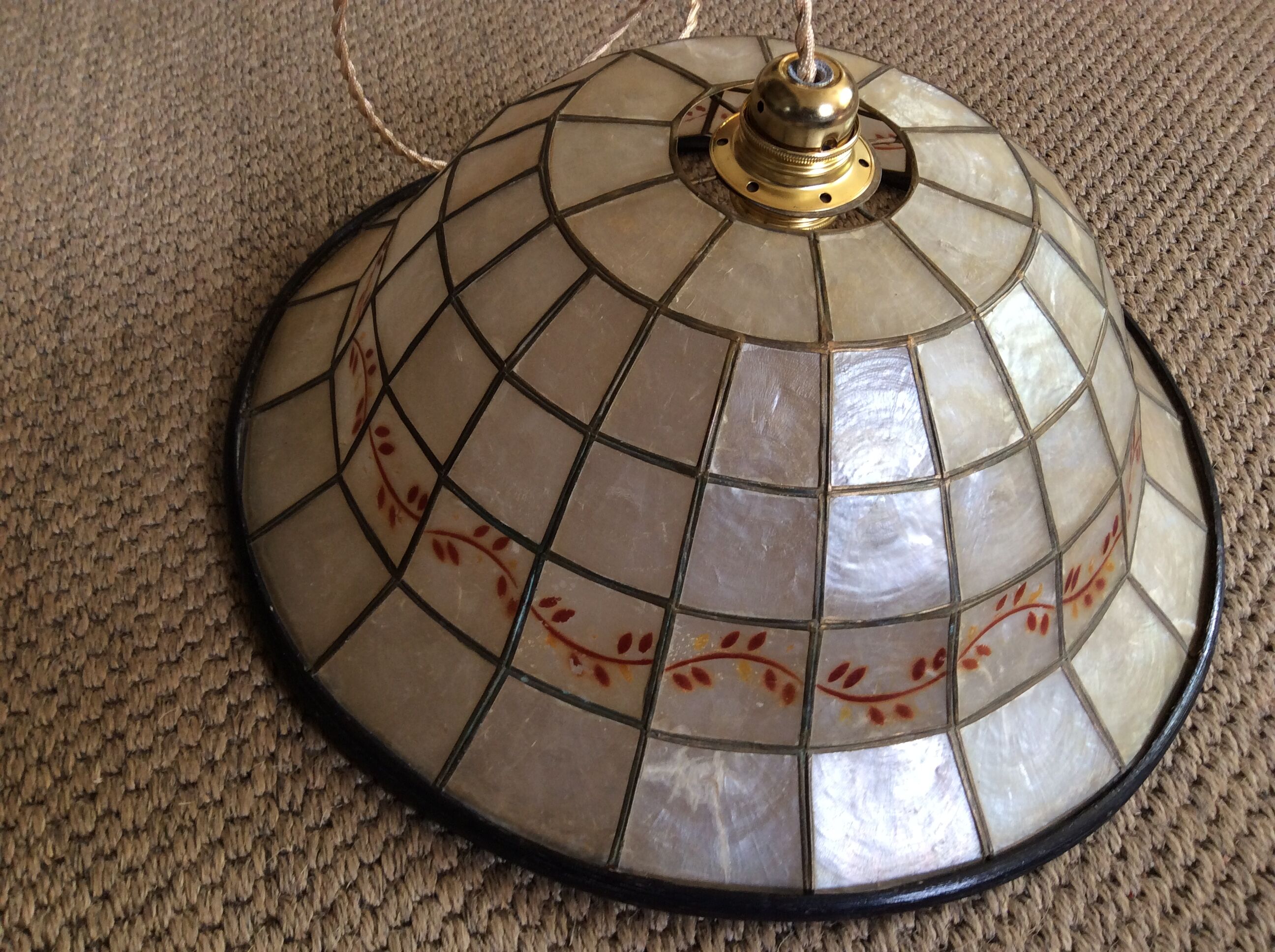 Mother-of-pearl suspension