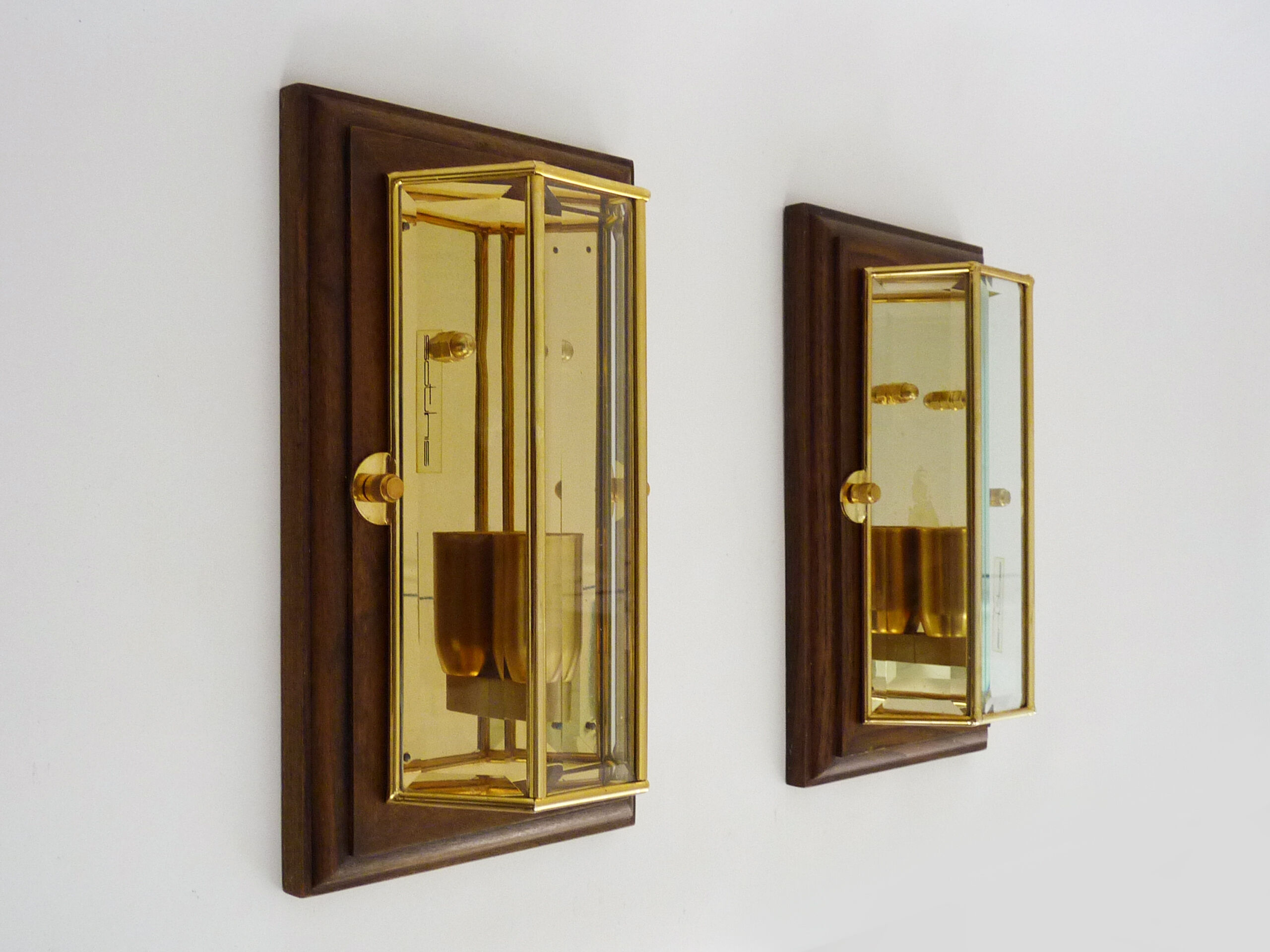 Paire d'appliques murales Sothis, structure bois, laiton et 3 faces en verre biseauté