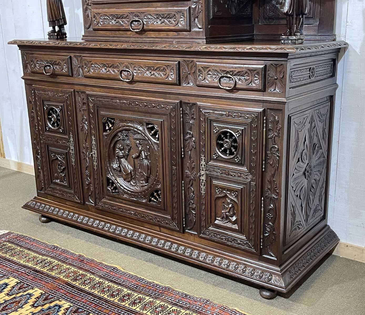 Buffet Breton 2 corps début XXème en châtaignier richement sculpté