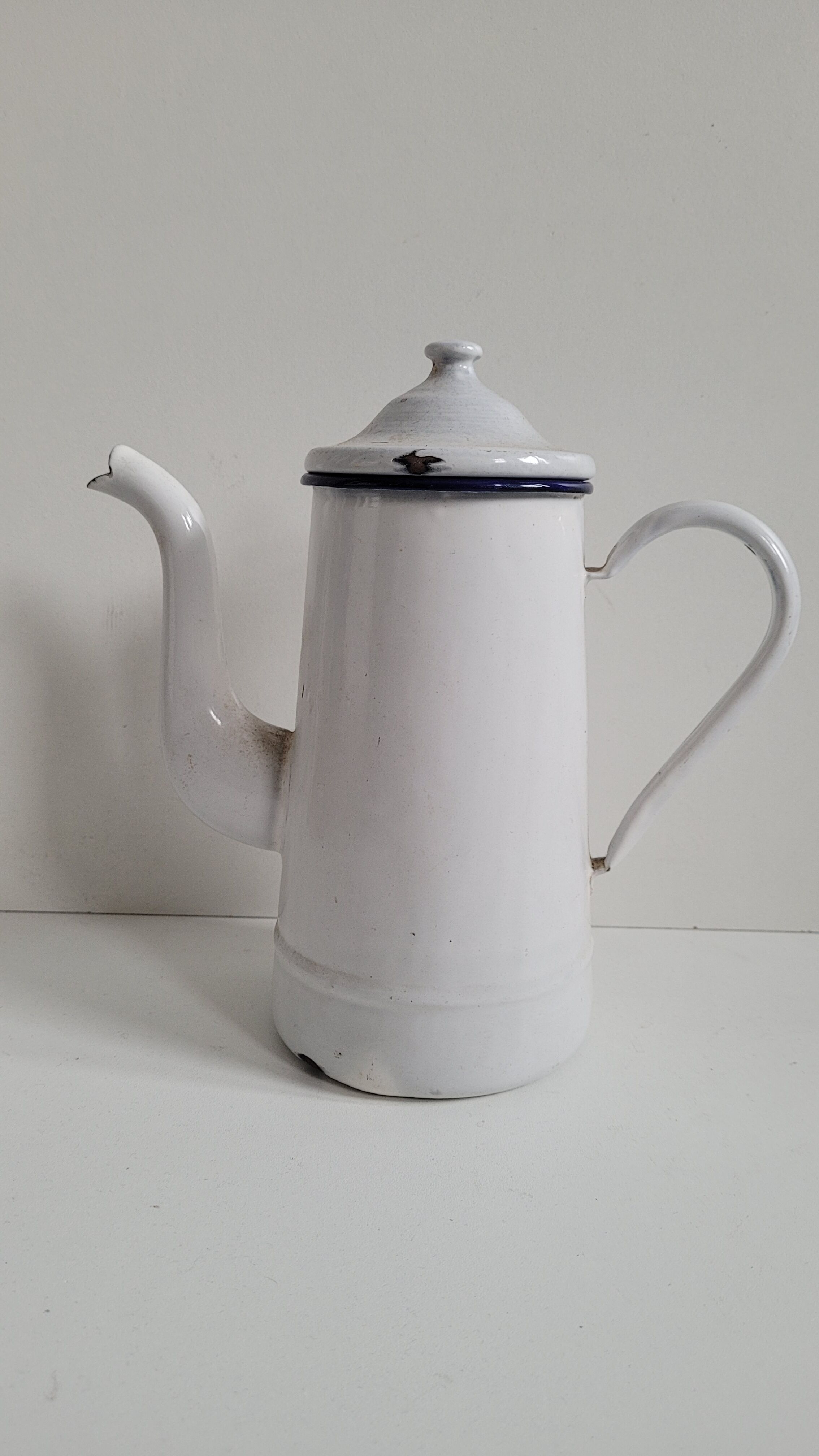 White enamelled coffee maker