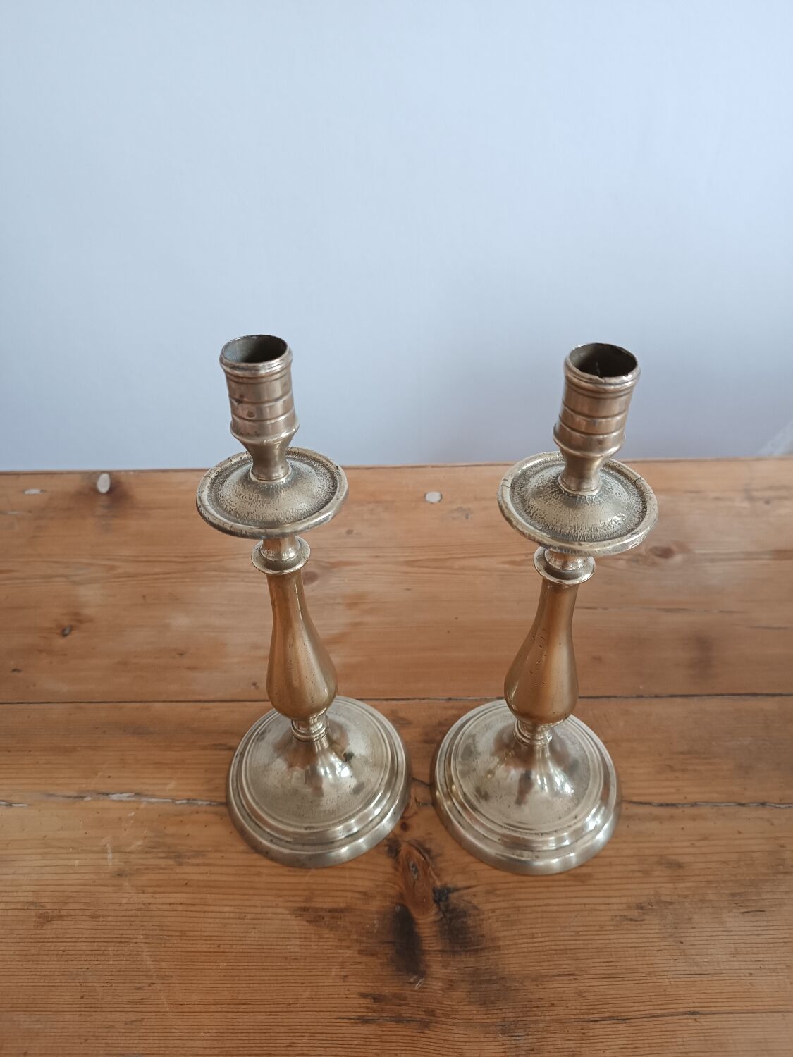 Paire de bougeoirs en laiton