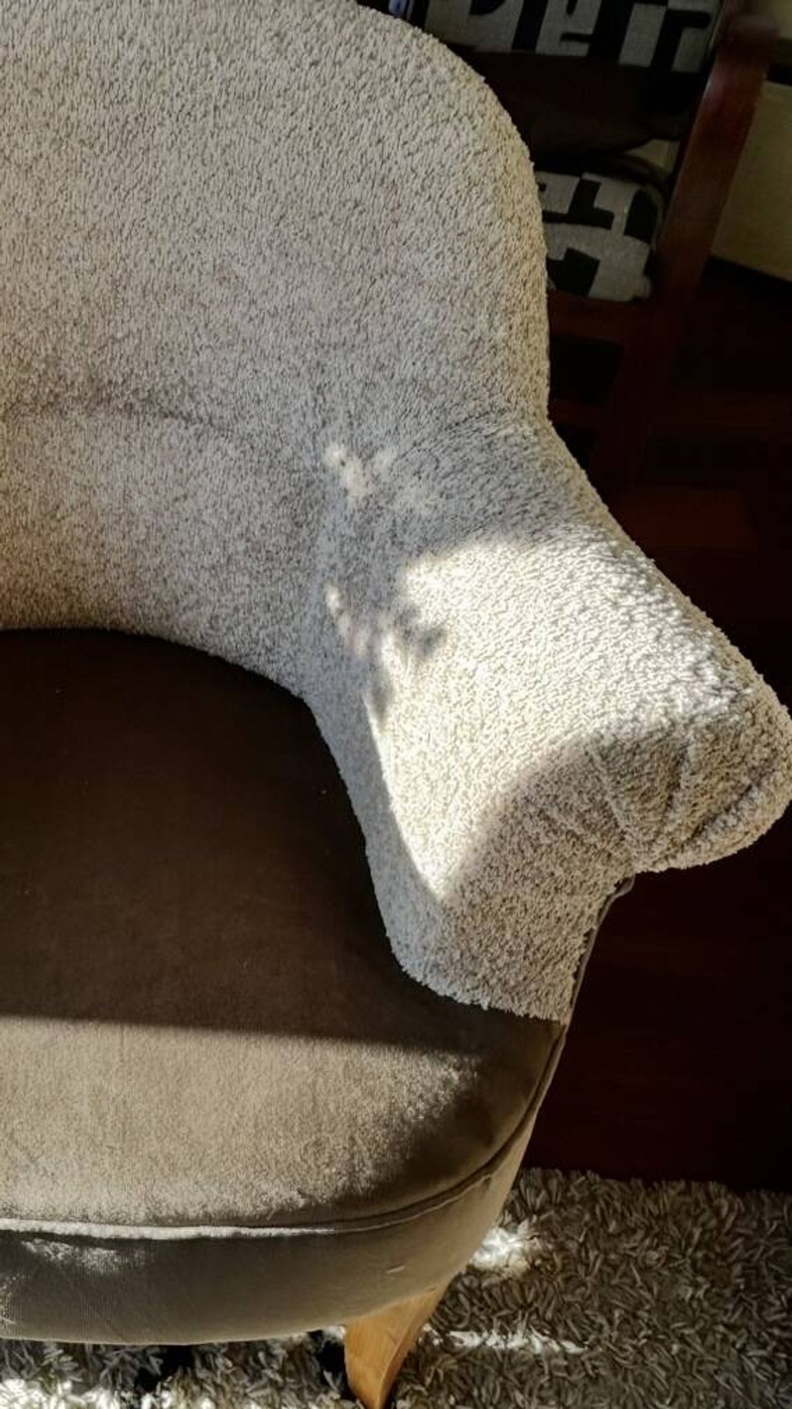 Paire fauteuils crapauds beige tissu bouclette et son repose pieds