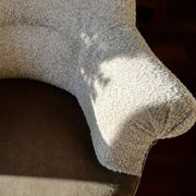 Paire fauteuils crapauds beige tissu bouclette et son repose pieds