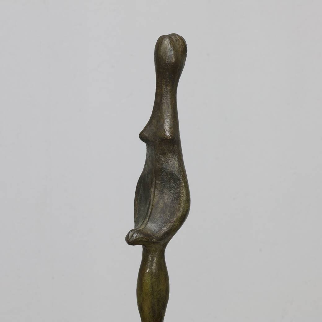 Sculpture Figure féminine sur pomme par Godfried Pieters