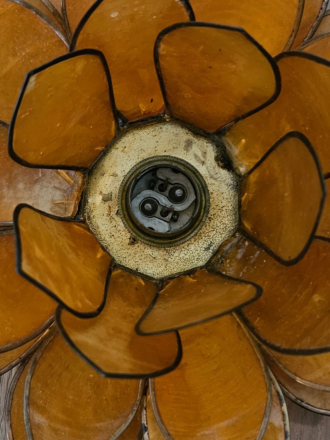 Table lamp in mother-of-pearl and brass