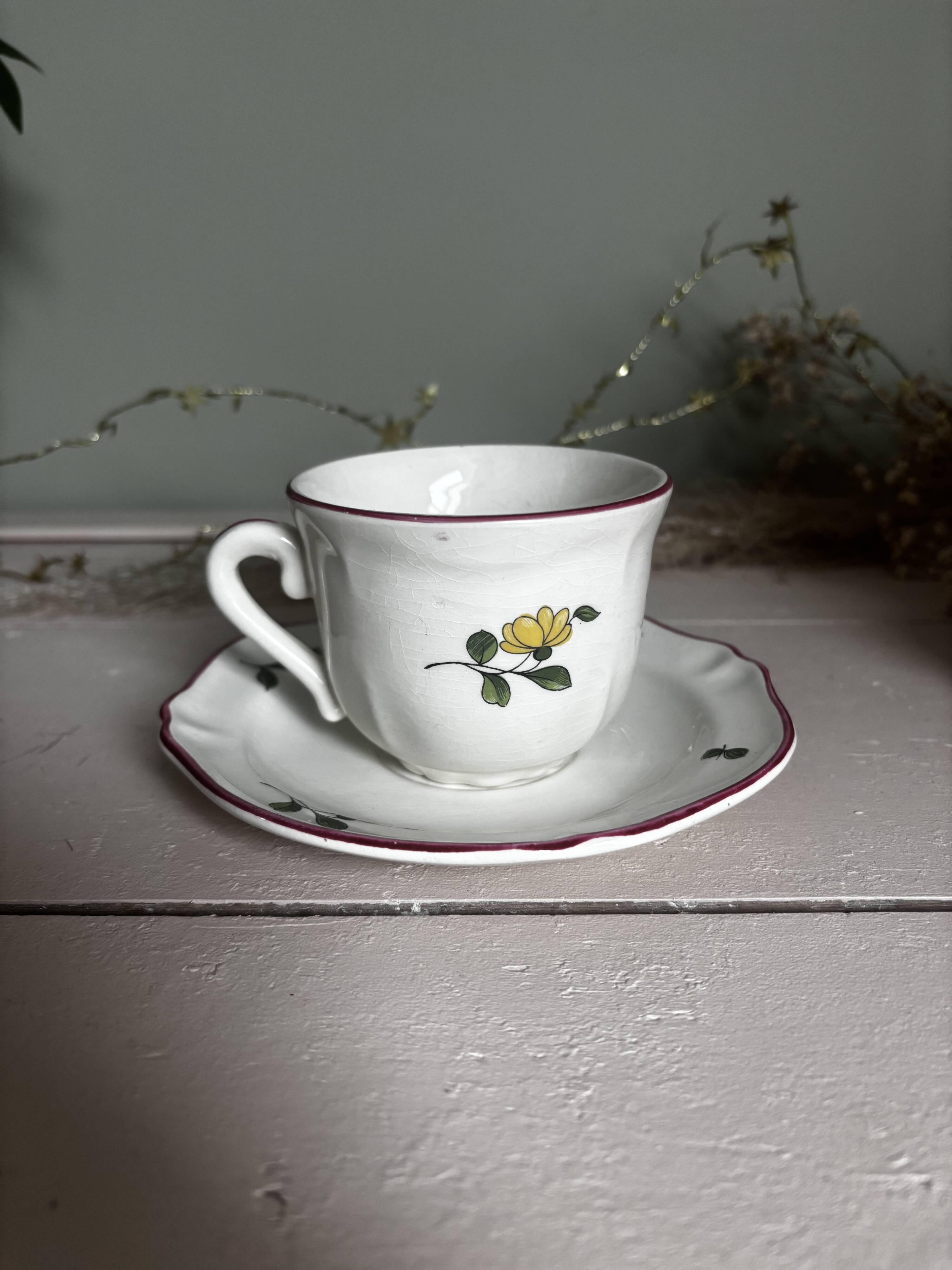 Duo of cups and saucers Old Saint Amand