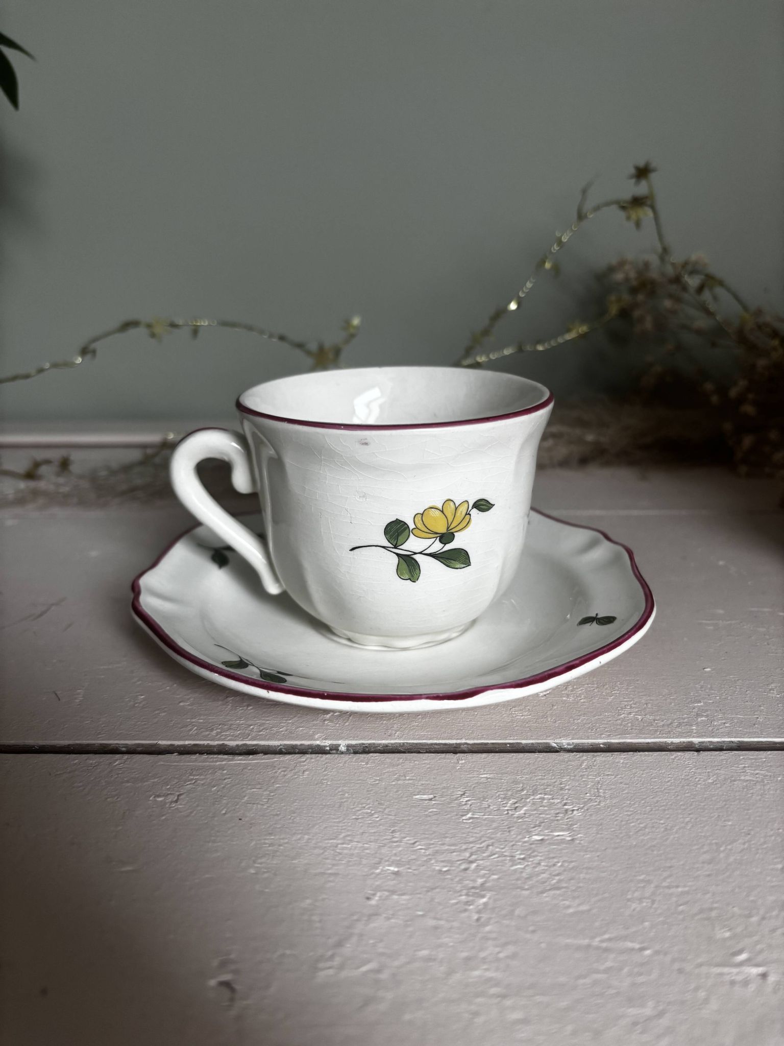 Duo of cups and saucers Old Saint Amand