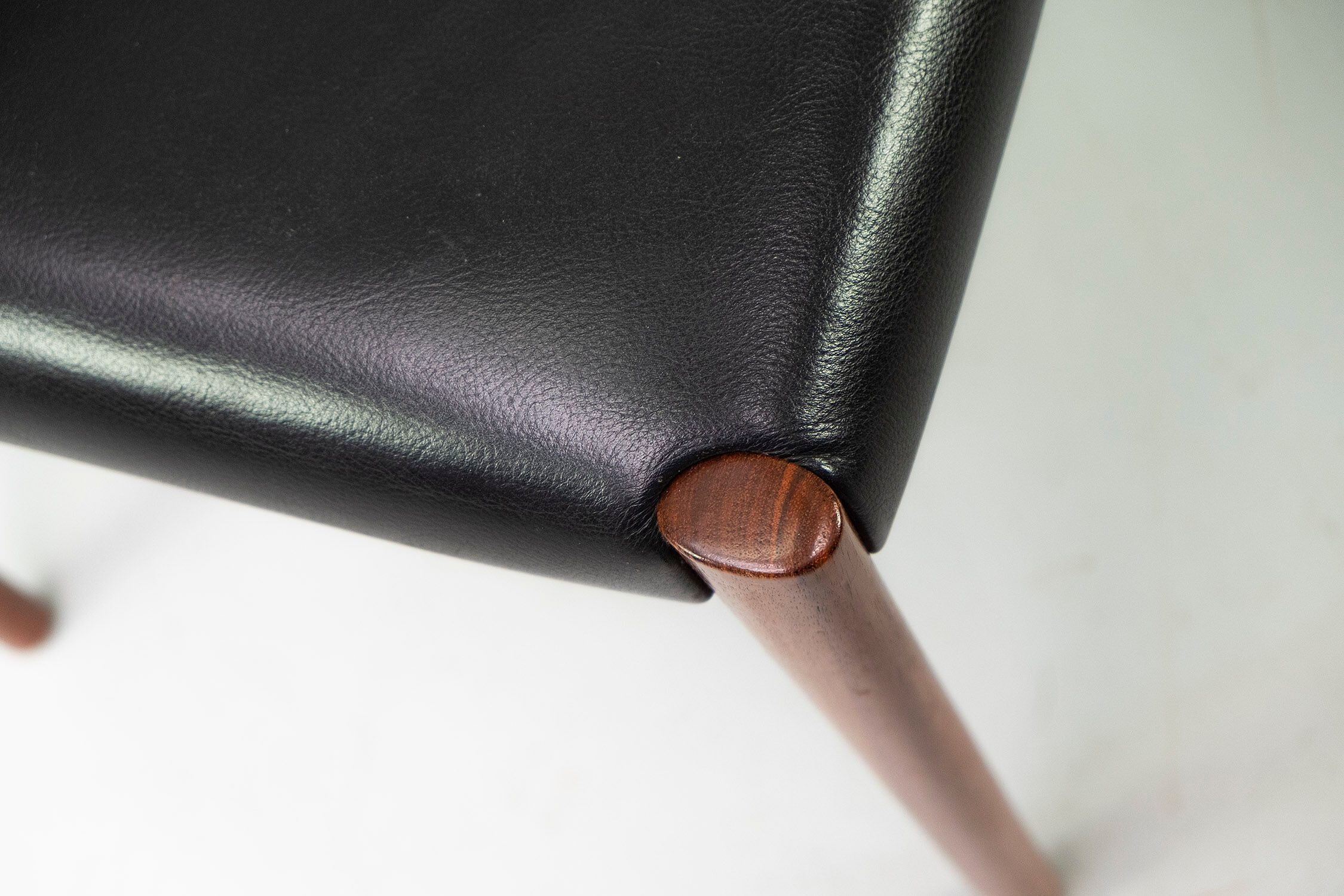 Set of 6 wooden Dining Chairs with black Leather, 1960