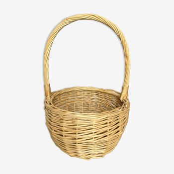 Round wicker basket