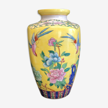 Vase en porcelaine et émaux flore et oiseaux sur fond jaune XIXe China