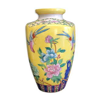 Vase en porcelaine et émaux flore et oiseaux sur fond jaune XIXe China
