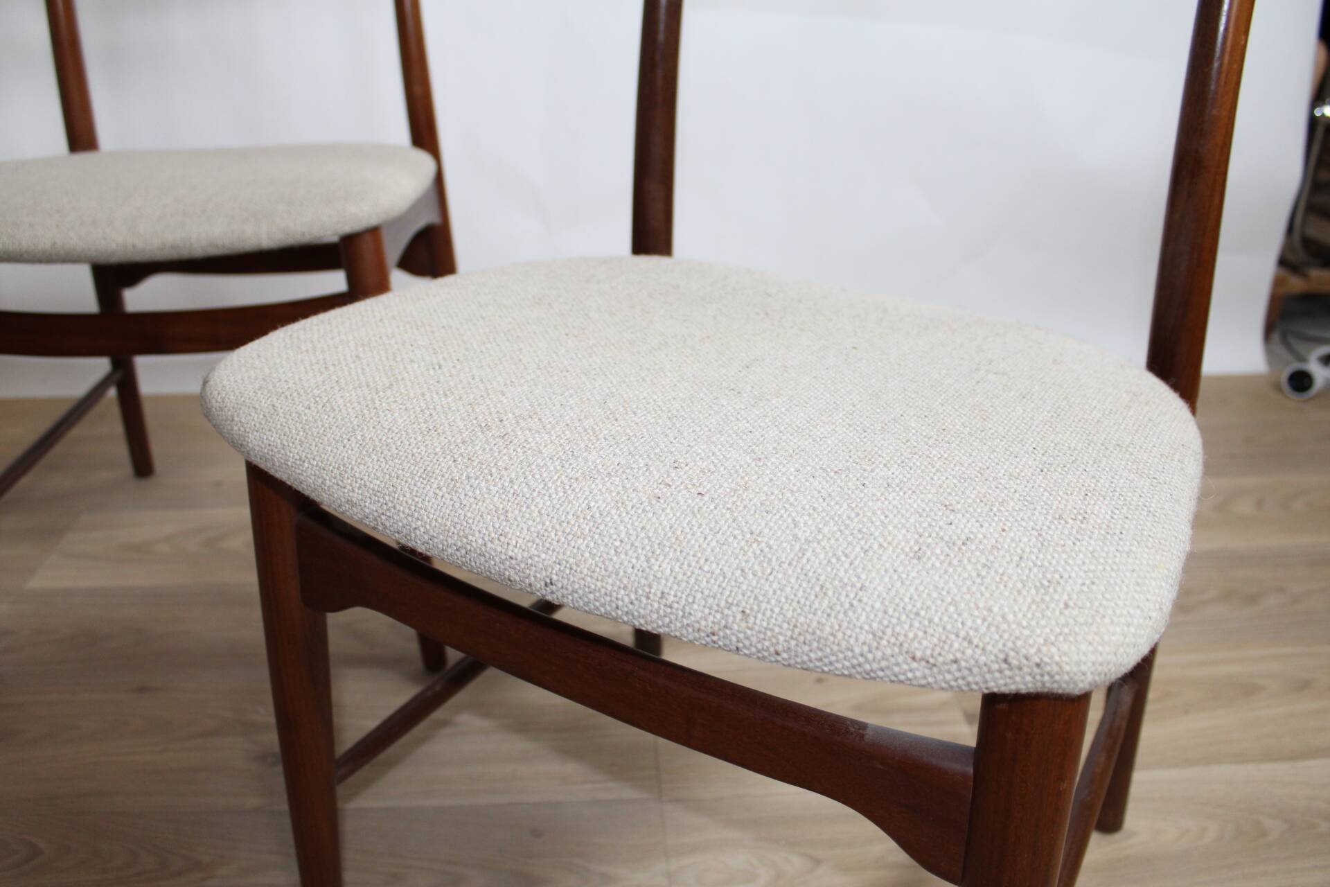 4 chaises teck tissus moiré gris blanc Scandinaves 1960 Danematk