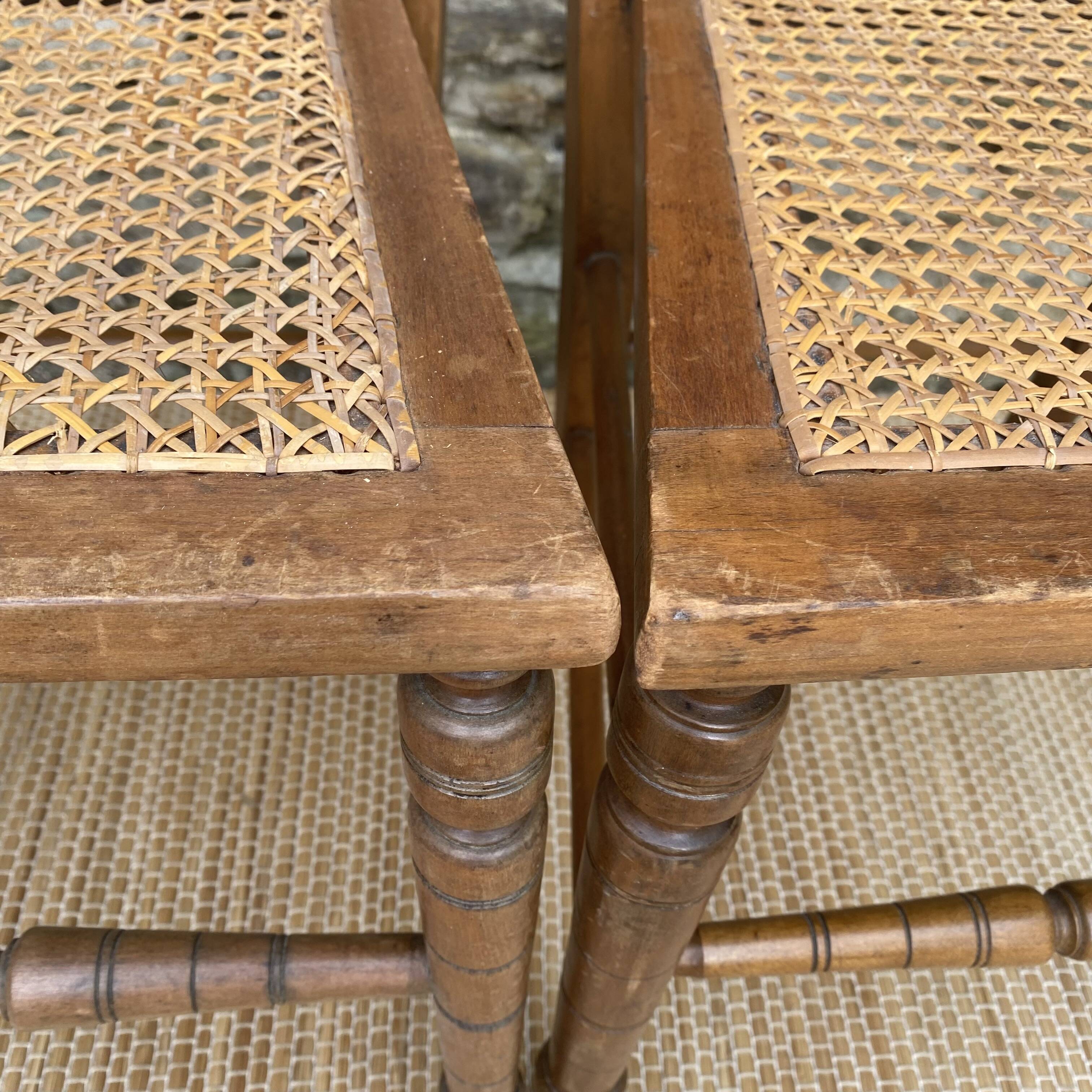 Chaises anciennes en bois et cannage