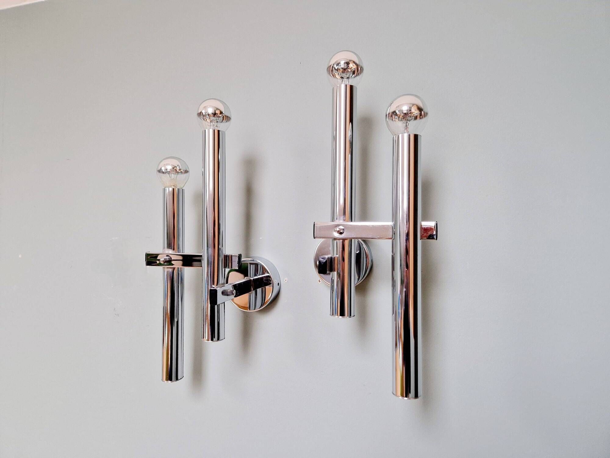 Pair of chromed metal wall lights, design Gaetano Sciolari, 1970s