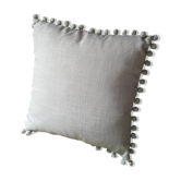 Coussin gris à pompons