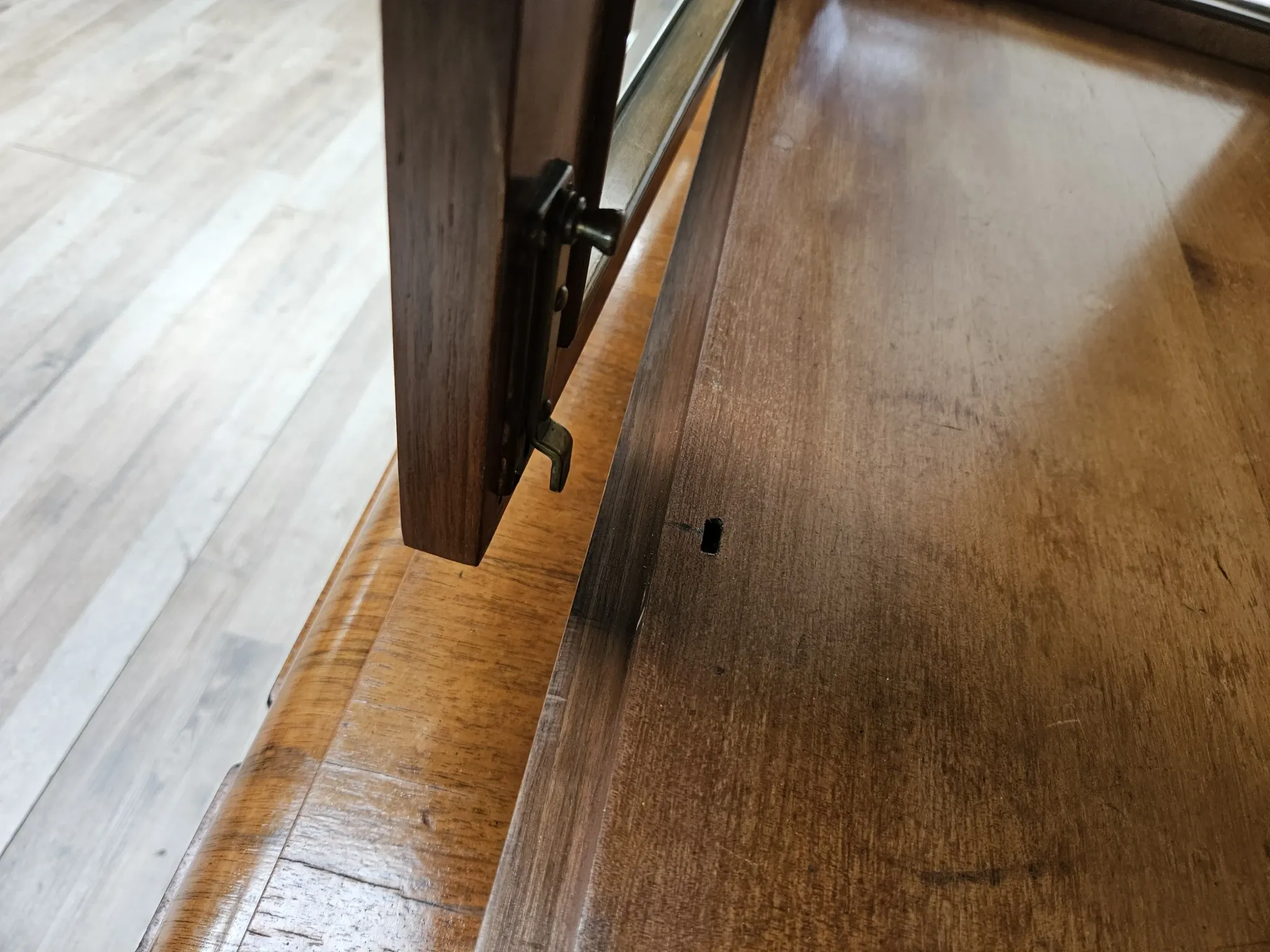 French Art Decò display cabinet from the 1940s in walnut