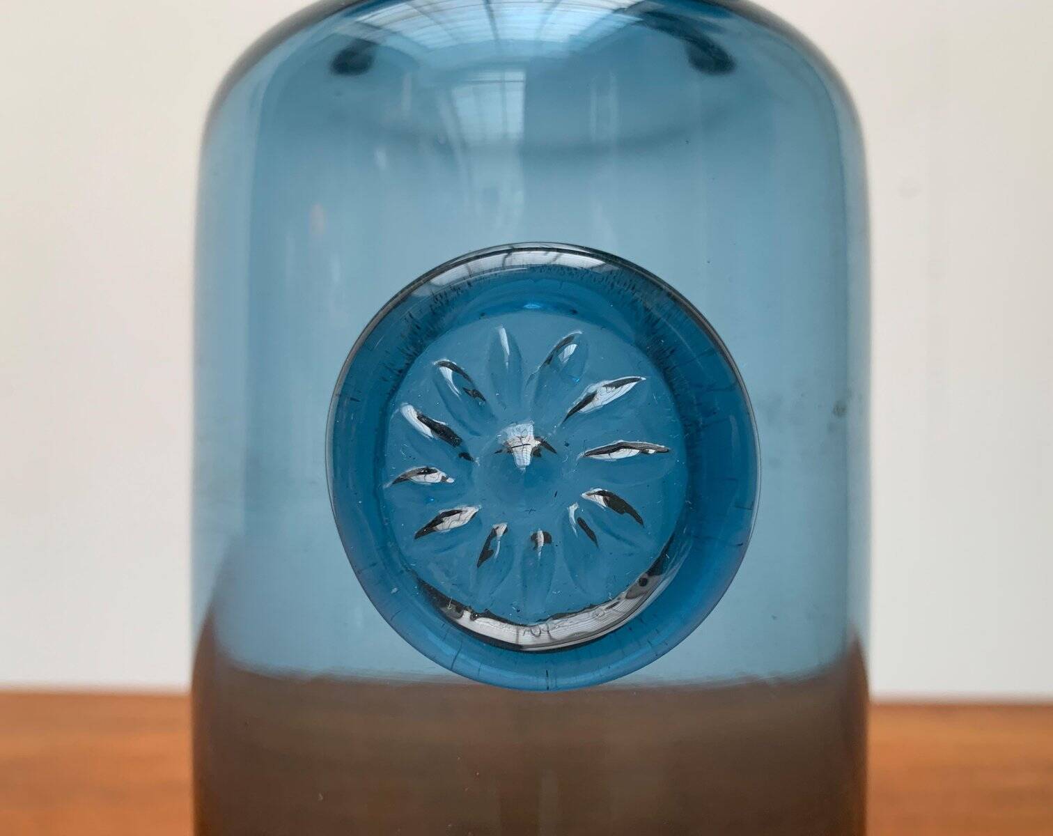 Vase en verre bleu vintage avec ornement de sceau