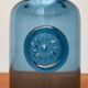 Vase en verre bleu vintage avec ornement de sceau