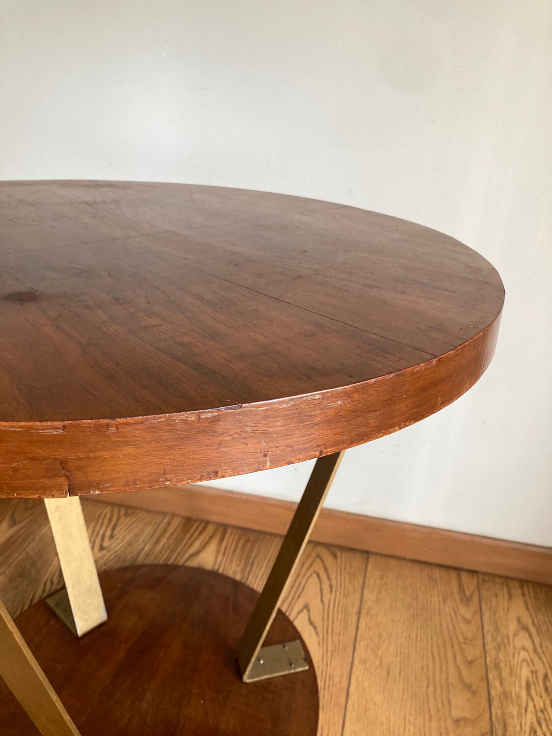 Round pedestal table