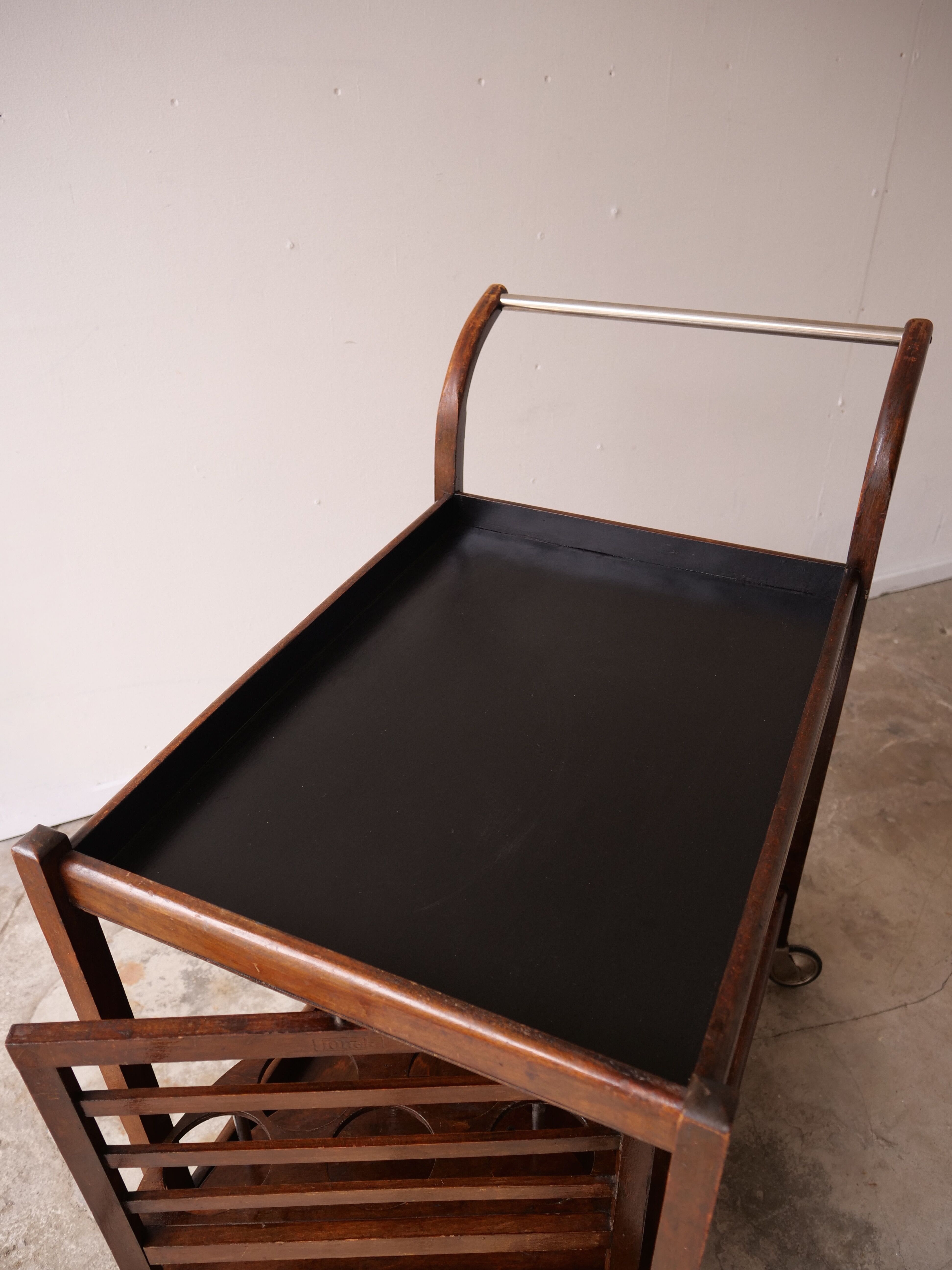 Serving art deco tork